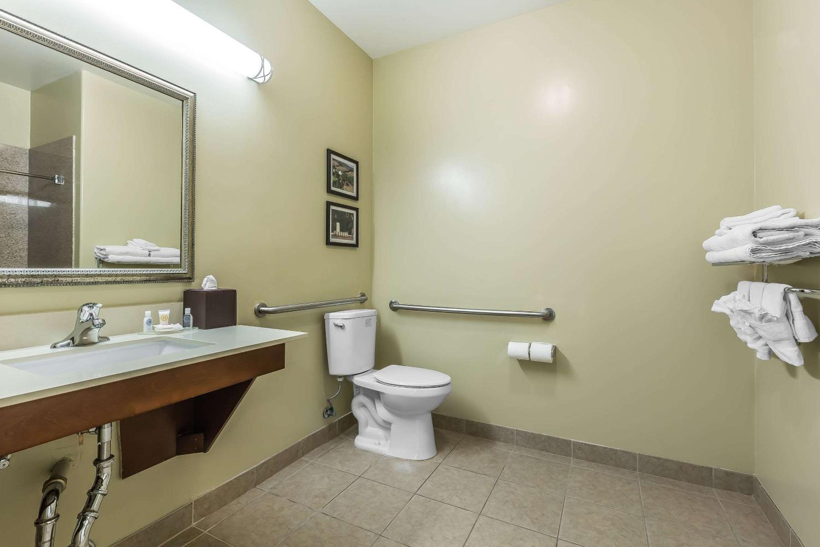 Queen Room with Two Queen Beds and Roll-In Shower - Accessible/Non-Smoking - Photo 5