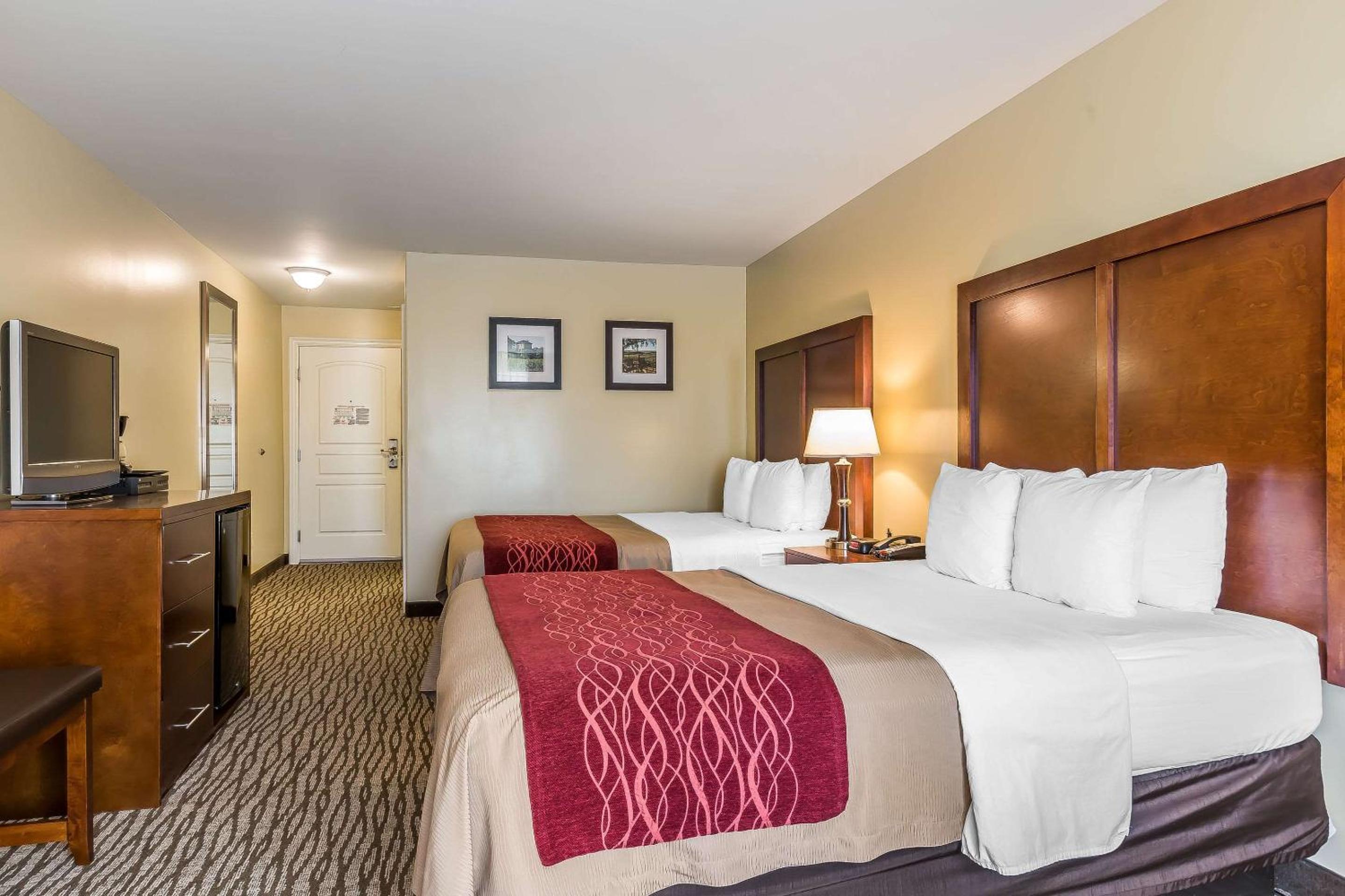Queen Room with Two Queen Beds - Non-Smoking - Photo 1