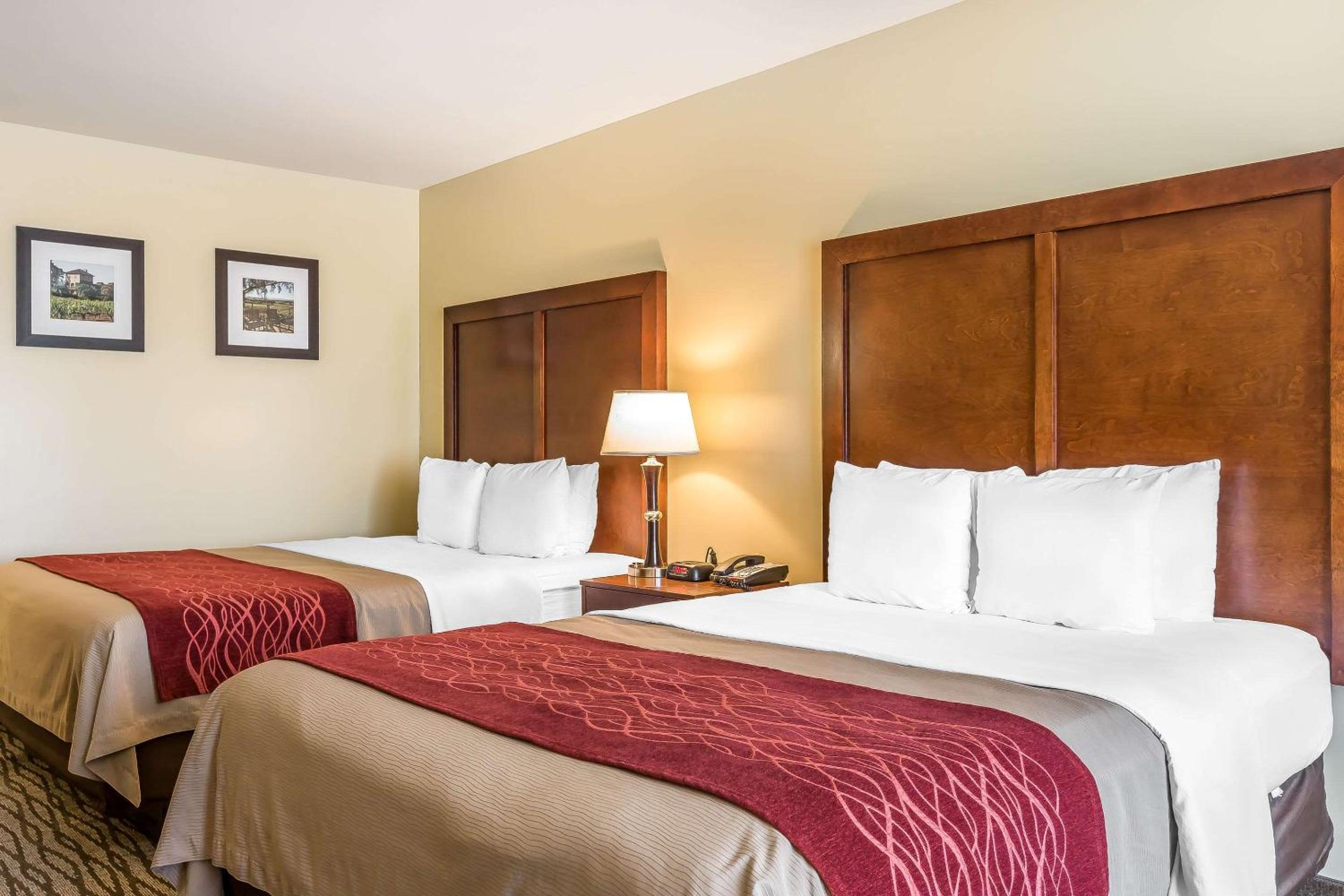 Queen Room with Two Queen Beds - Non-Smoking - Photo 4