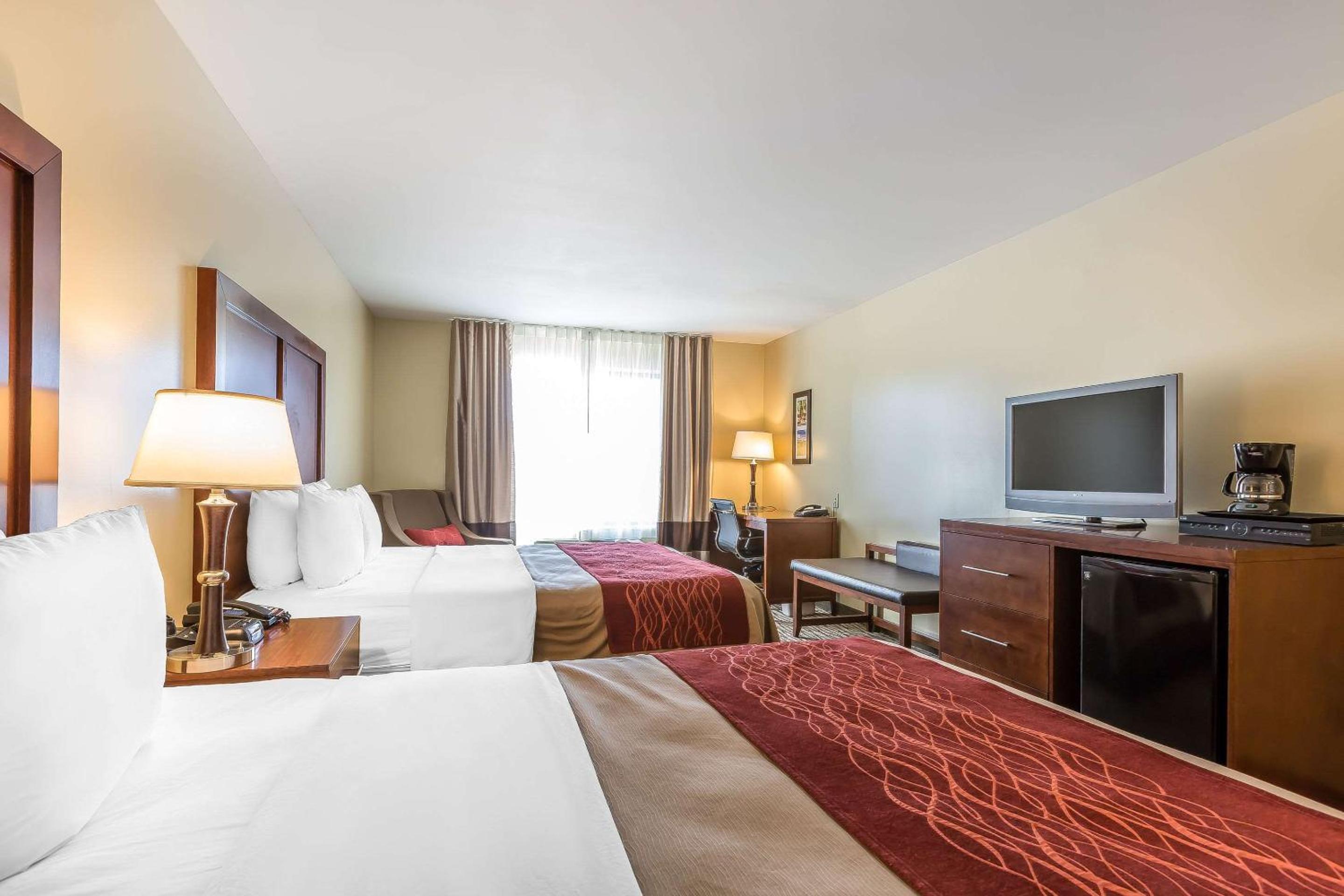 Queen Room with Two Queen Beds - Non-Smoking - Photo 2