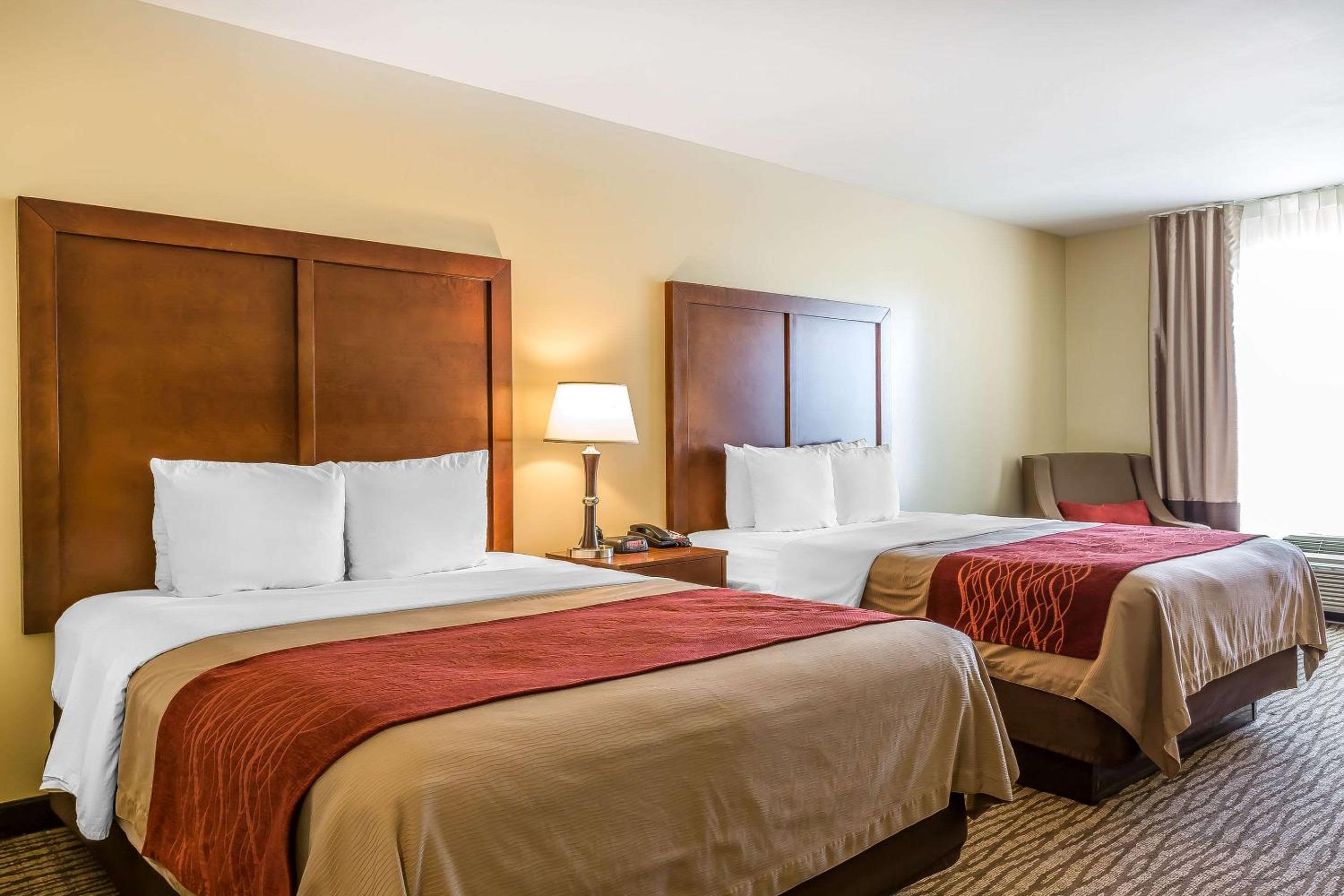 Queen Room with Two Queen Beds - Non-Smoking - Photo 3