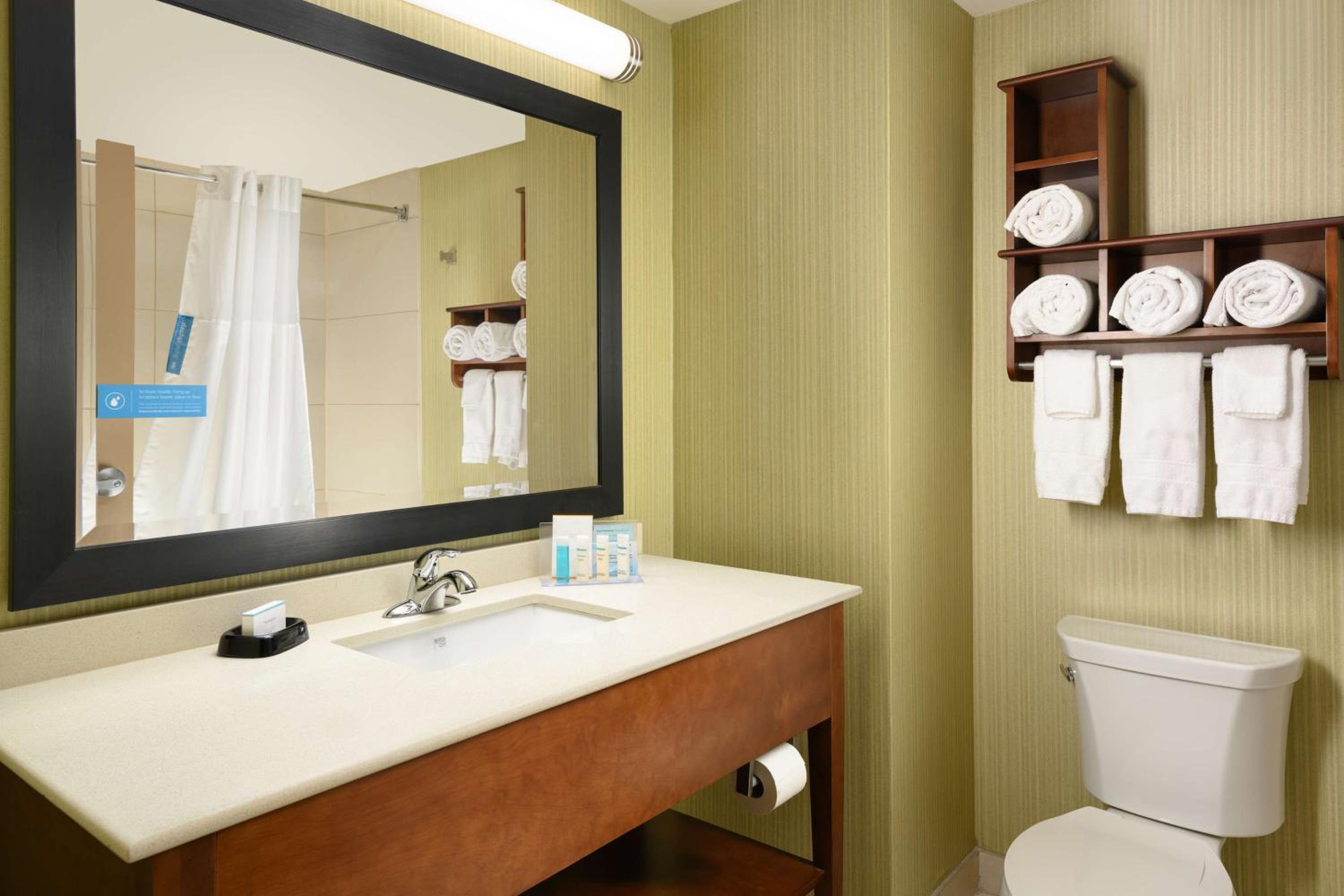 Queen Room with Two Queen Beds - Hearing Access/Non-Smoking photo 3