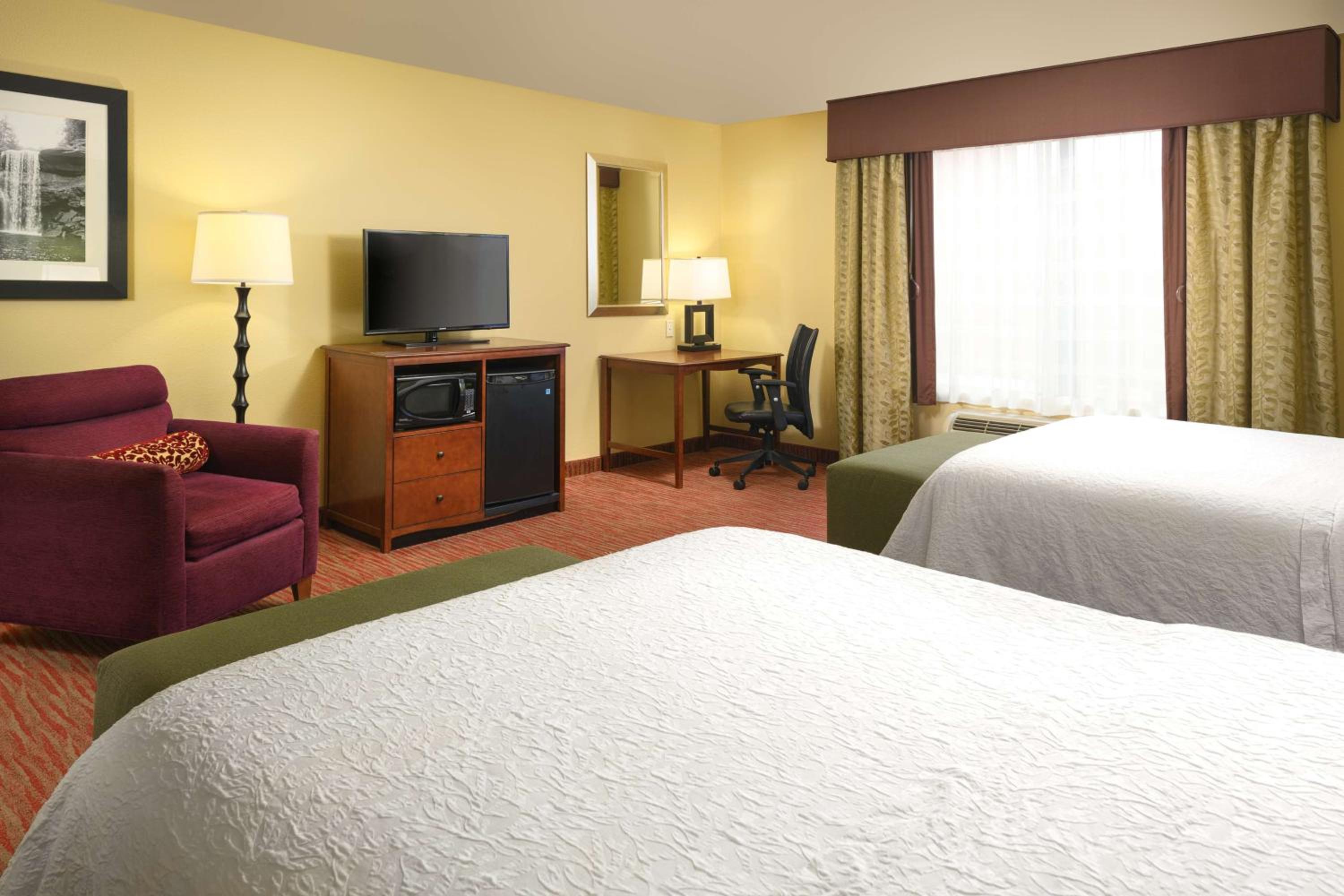 Room with Two Queen Beds - Non-Smoking photo 3