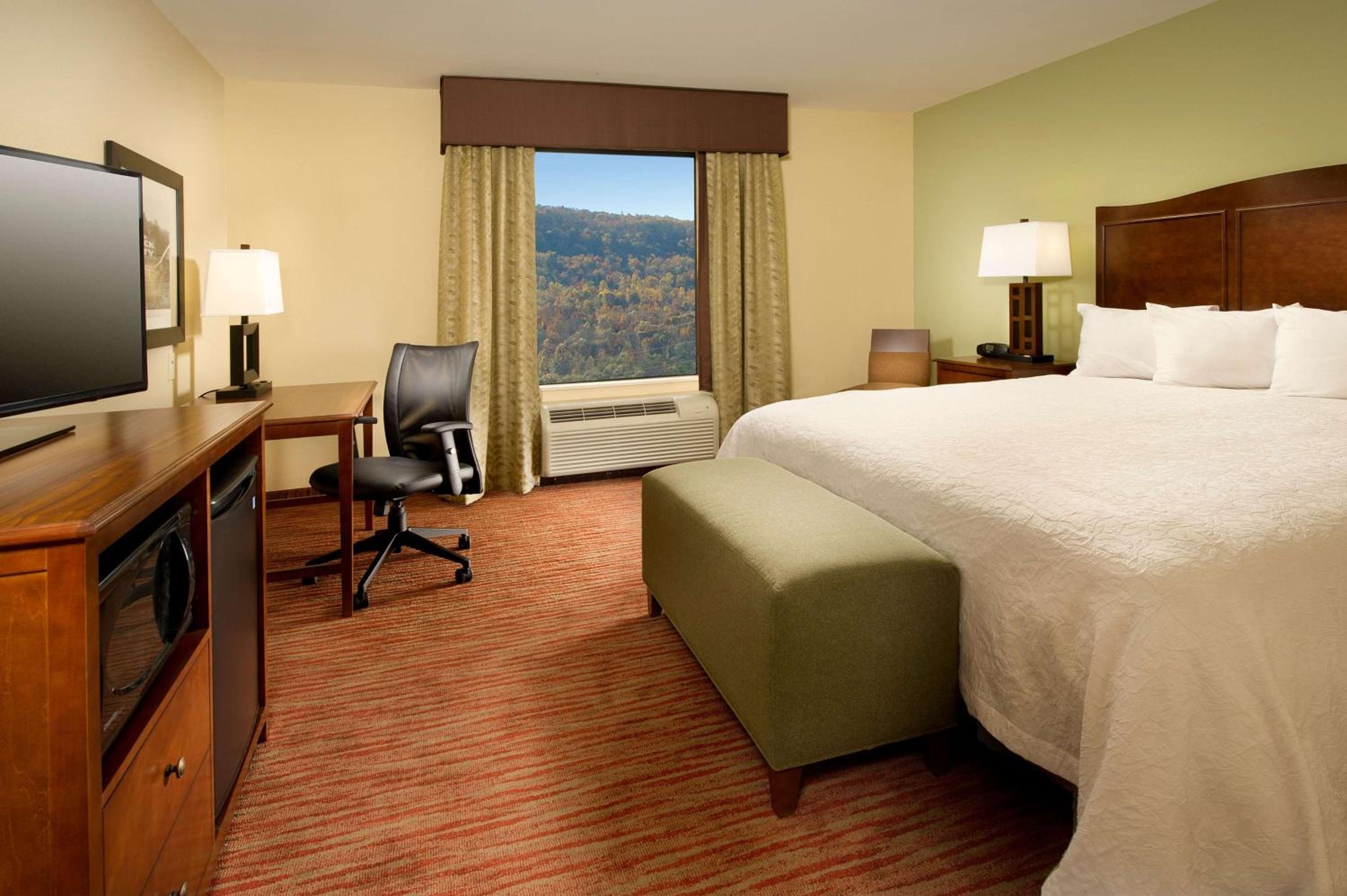 King Room with King Bed - Non-Smoking photo 2