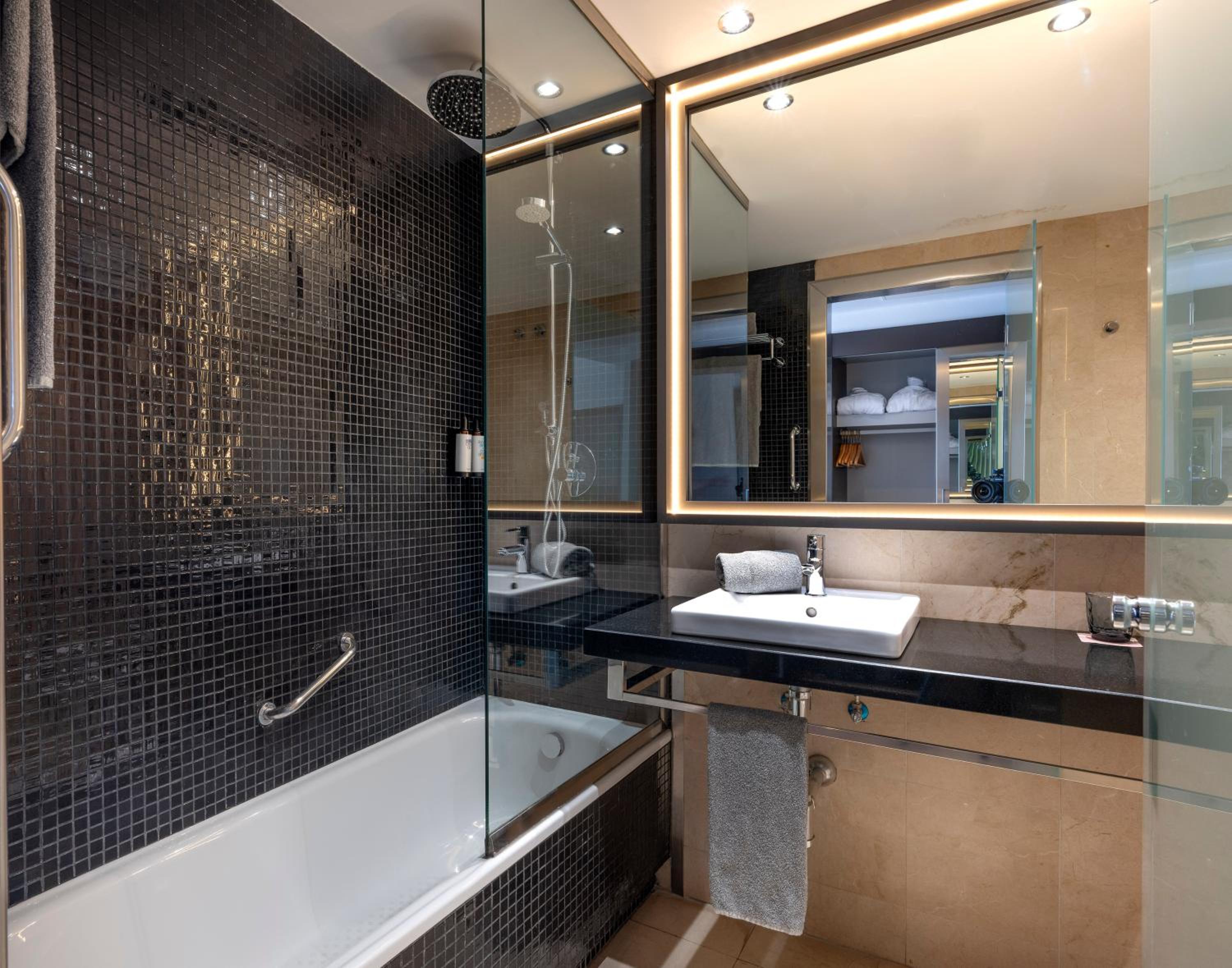 Premium Room with Sea View - Photo 8