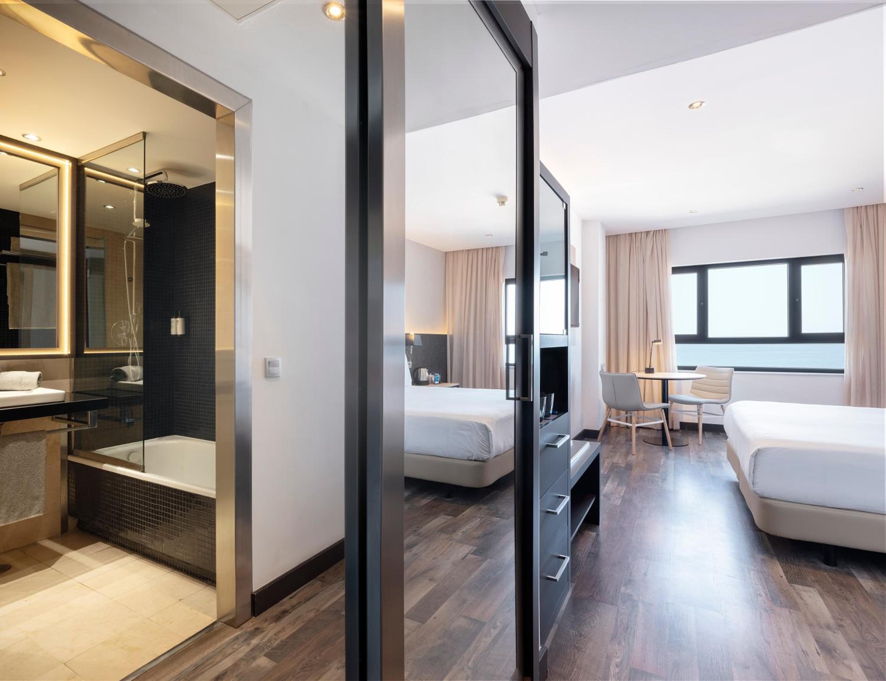 Premium Room with Sea View - Photo 7