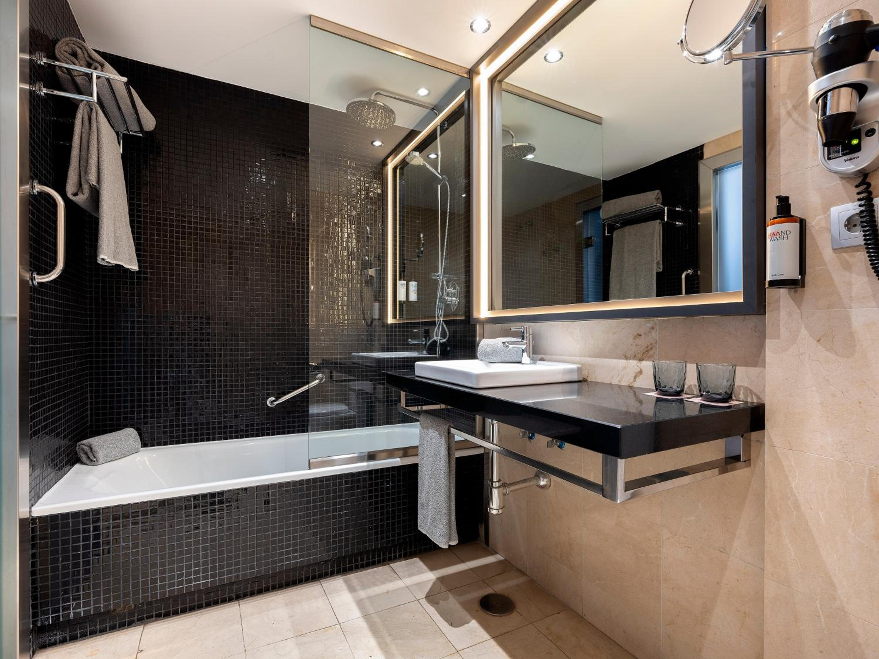 Premium Room with Sea View - Photo 4