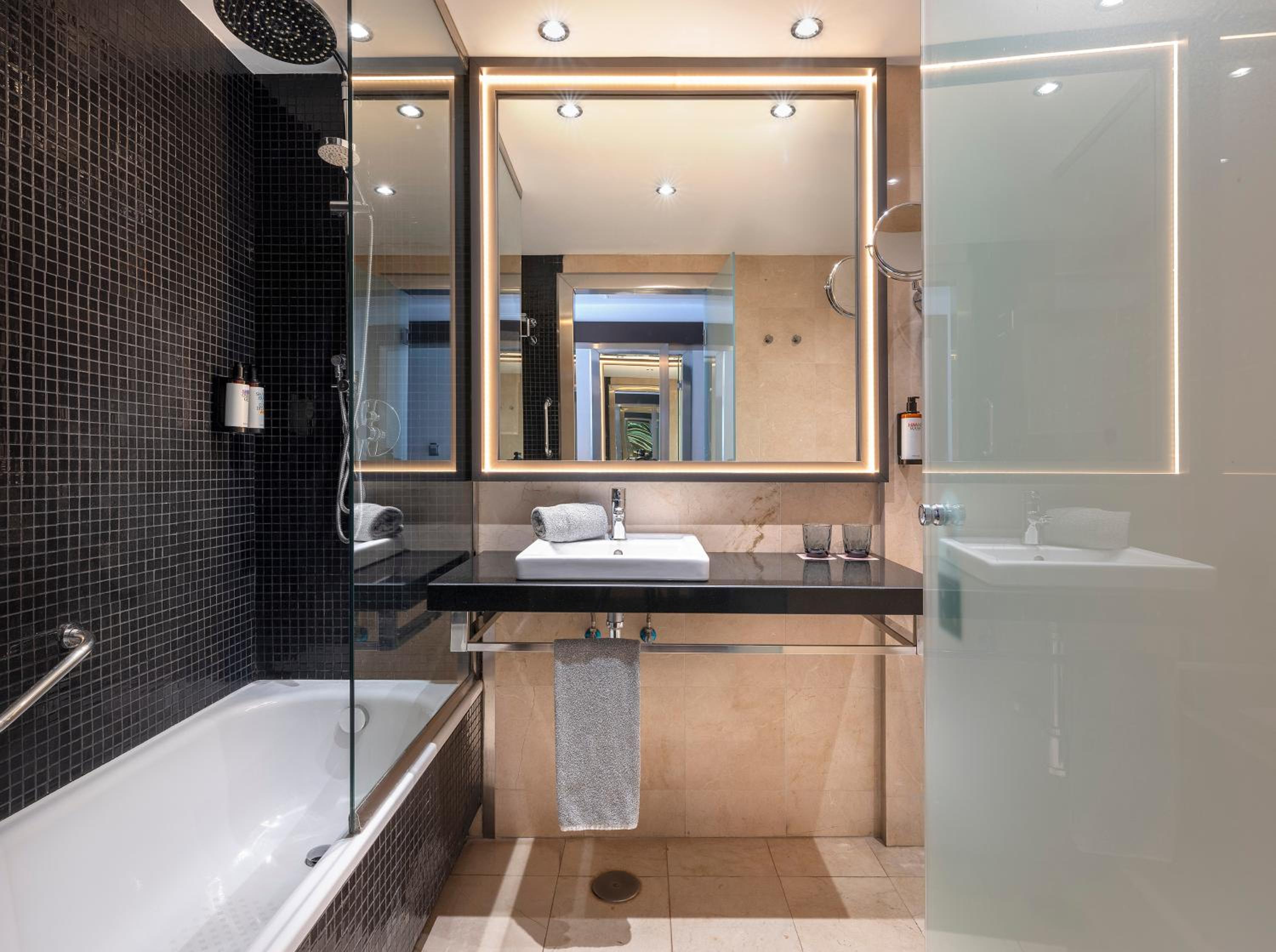 Premium Room with Sea View - Photo 3
