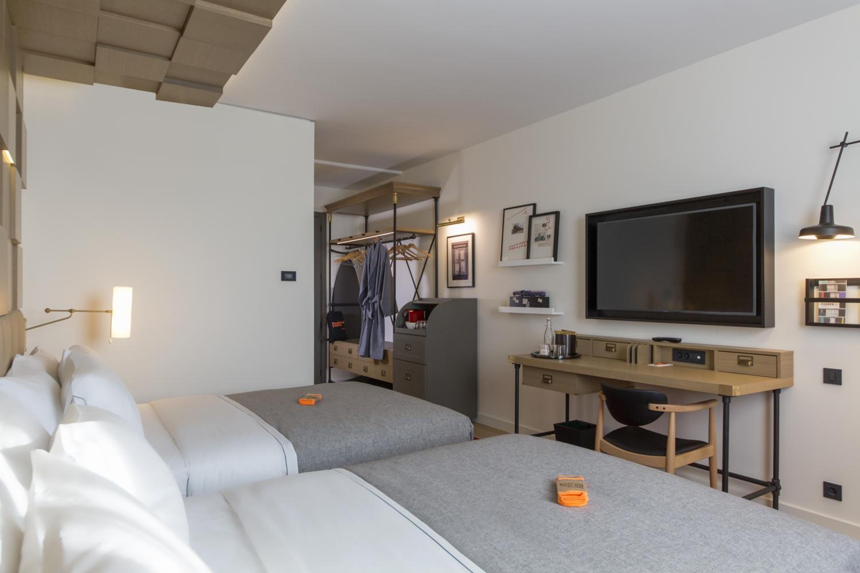 Double Room with Two Double Beds - Photo 4