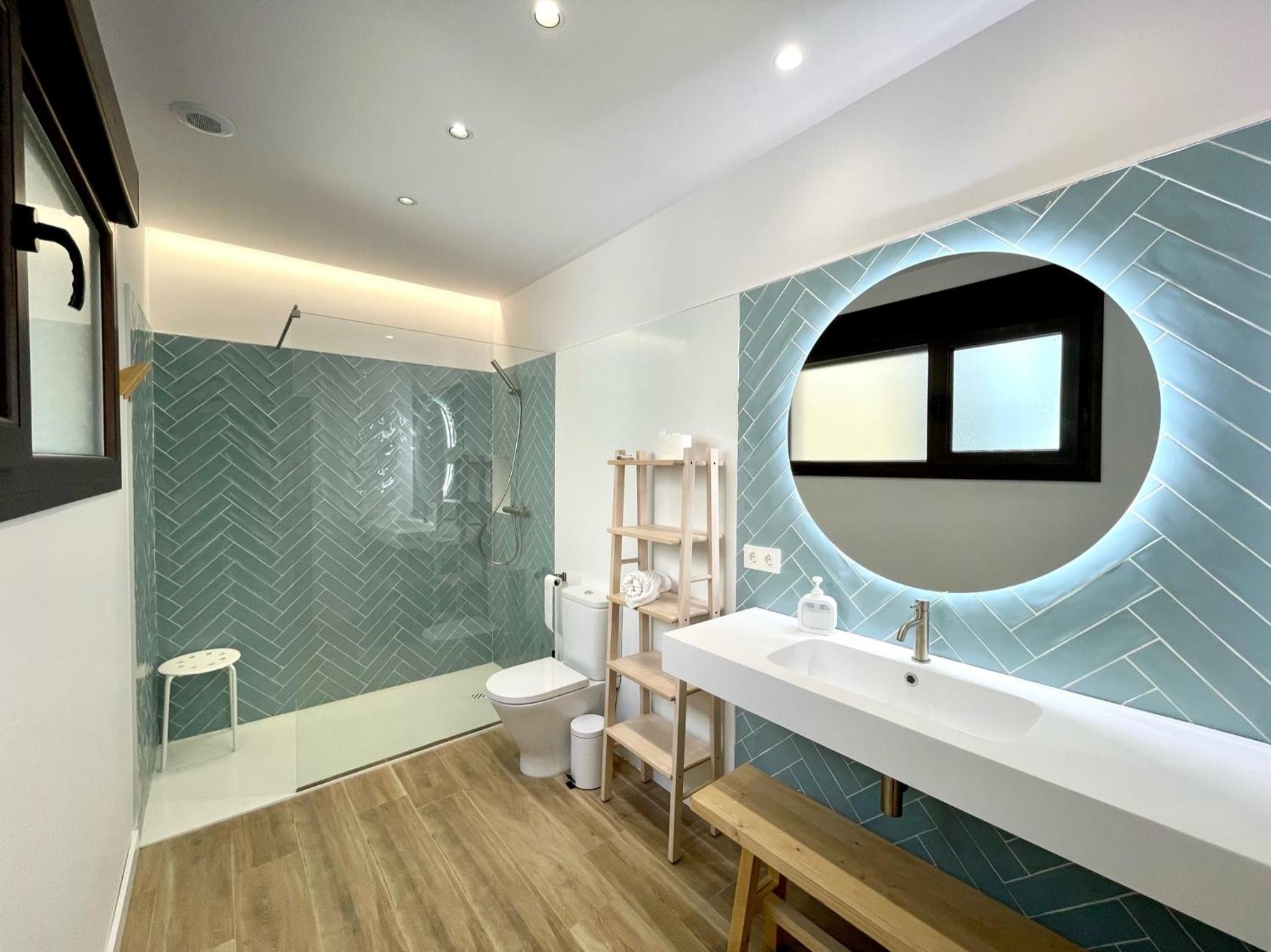Five-Bedroom House photo 2
