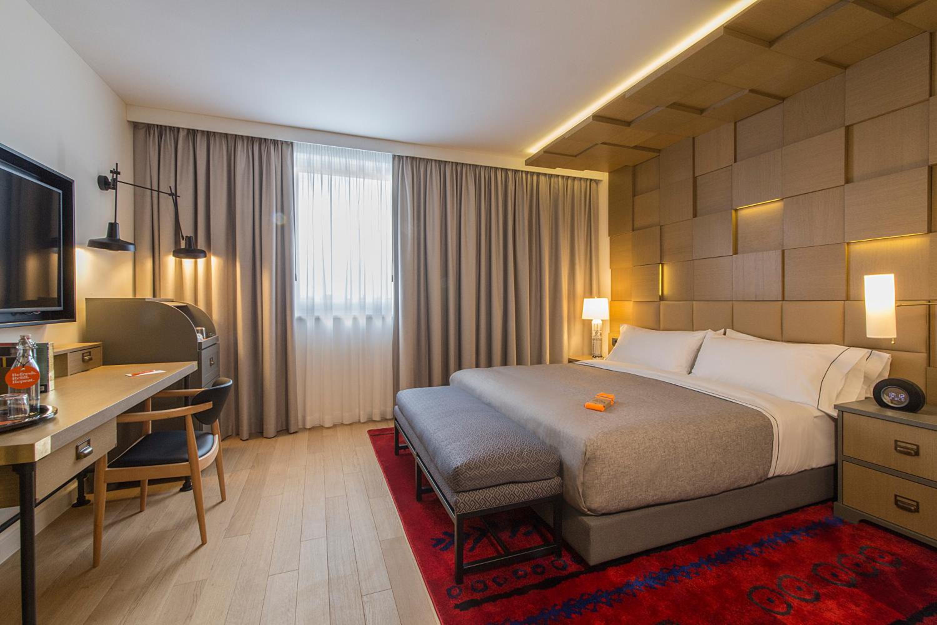 King Room - Mobility Accessible - Photo 4
