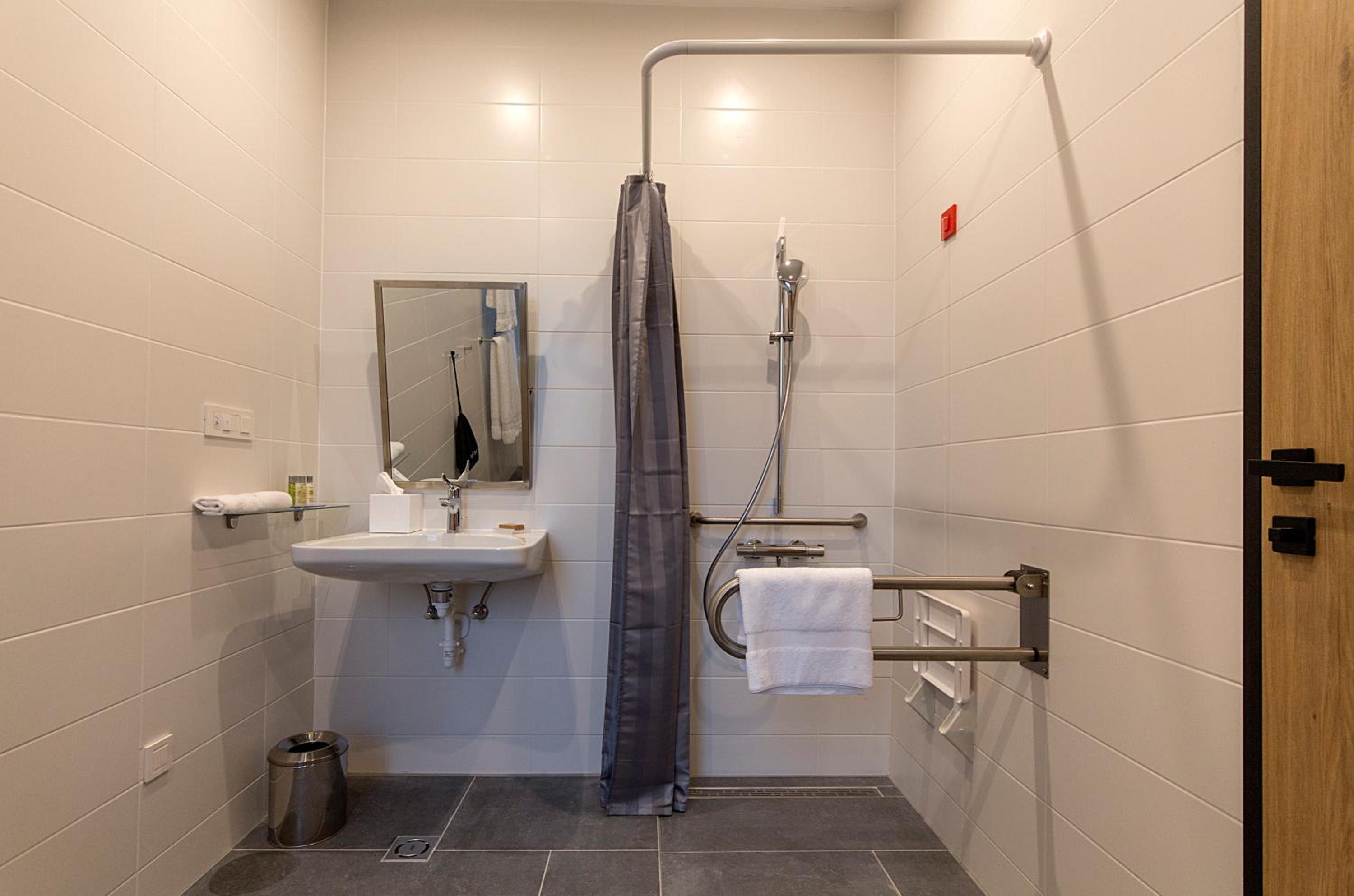 King Room - Mobility Accessible  - Photo 2