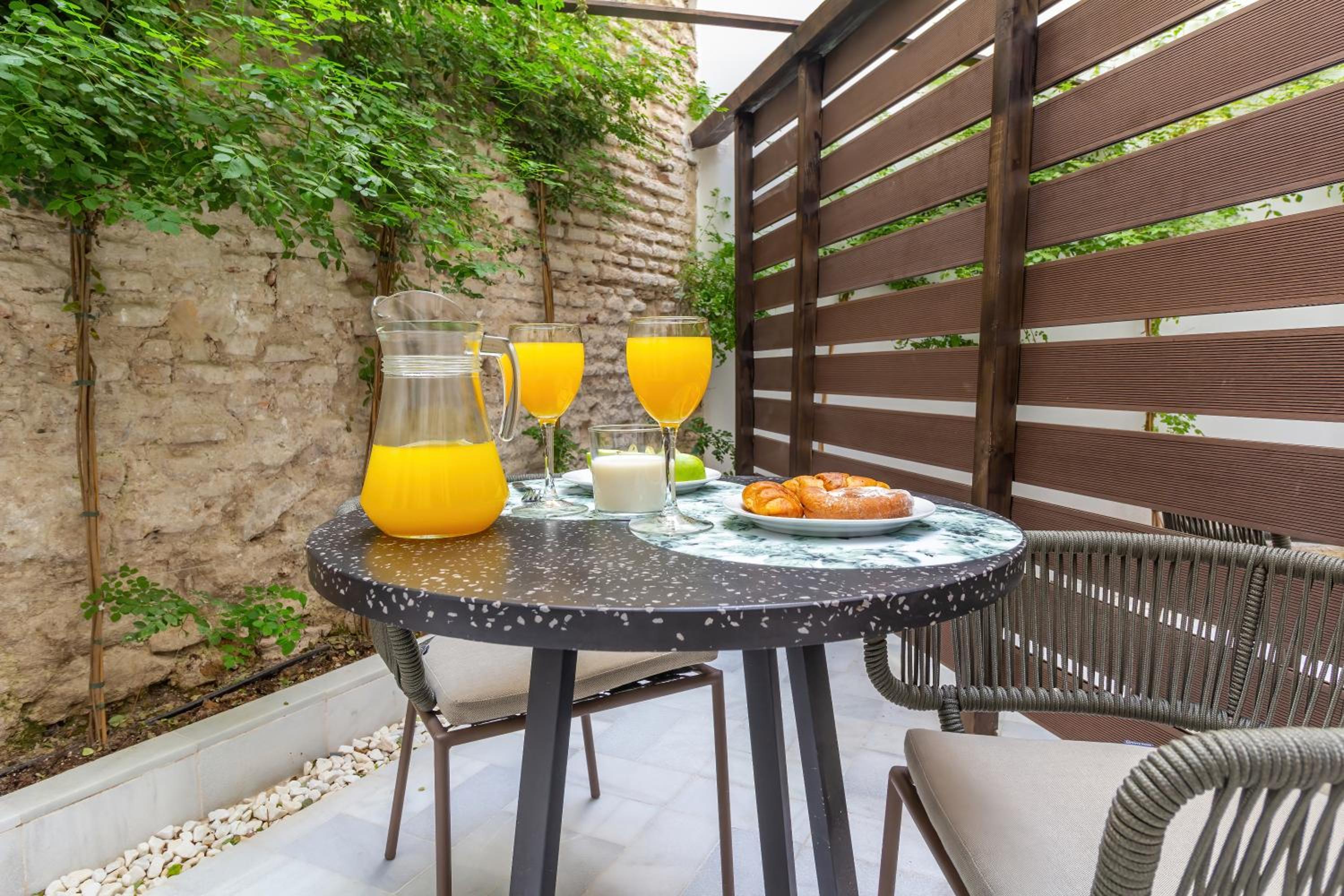One-Bedroom Apartment with Patio - Ground Floor - Photo 5