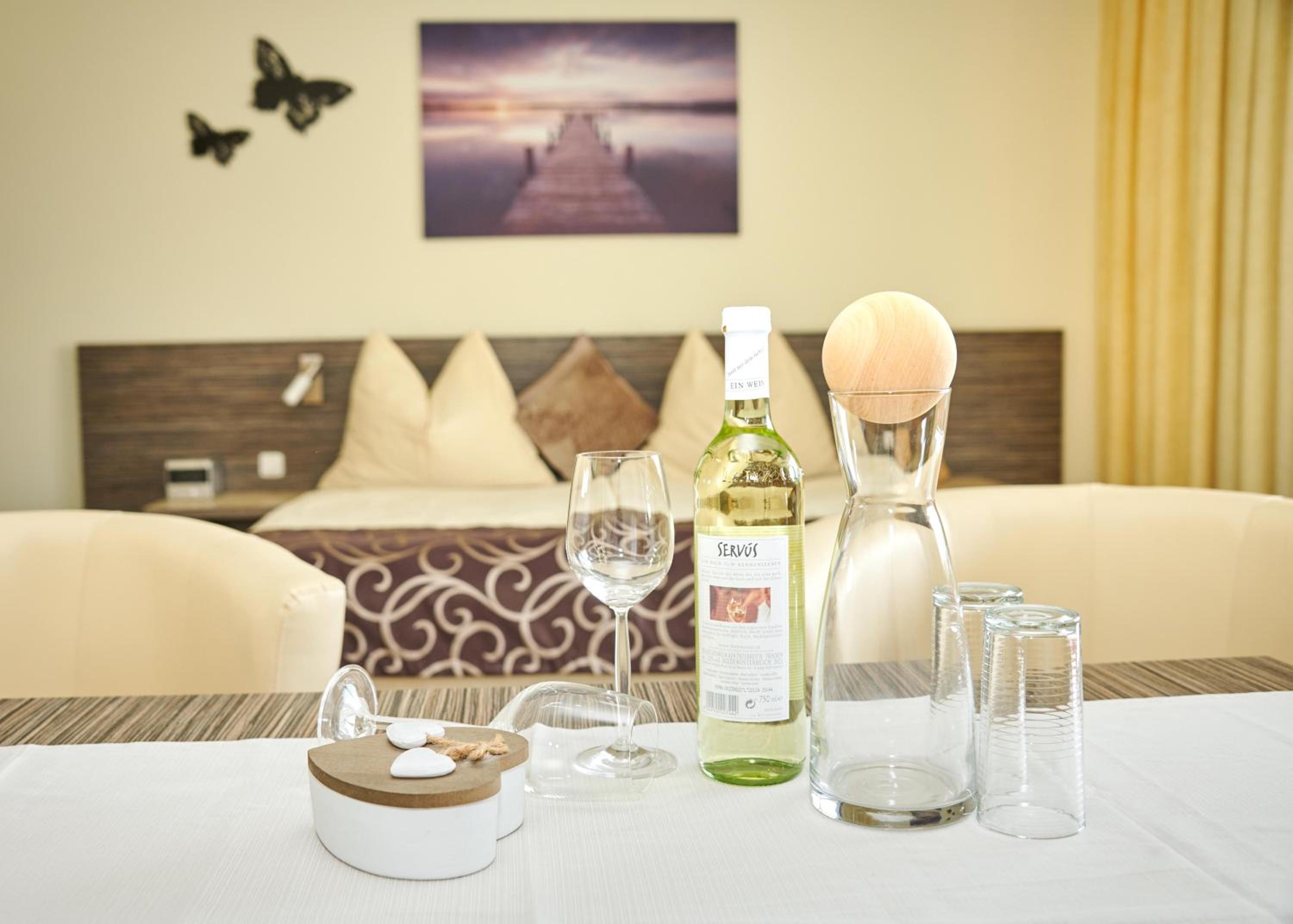 Comfort One-Bedroom Apartment with Balcony and Lake View photo 3