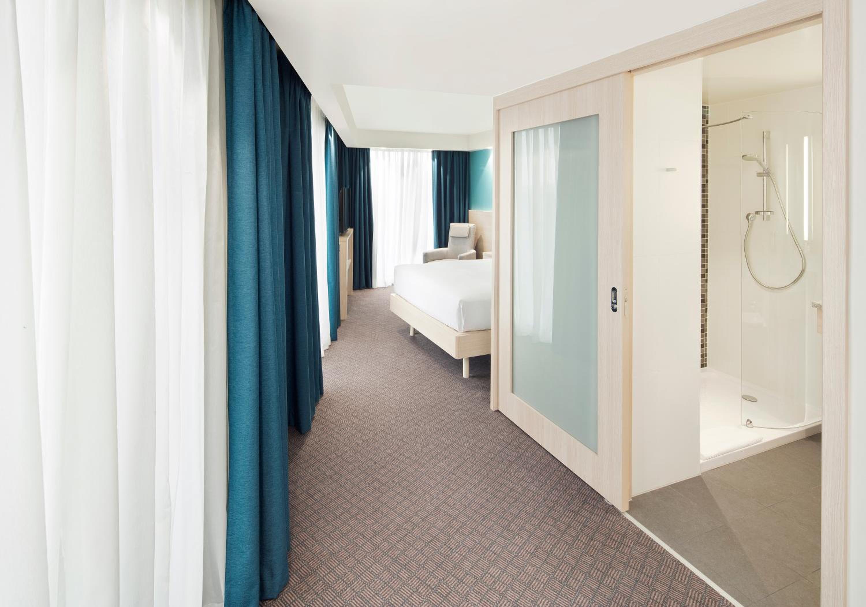 Corner Queen Room photo 1