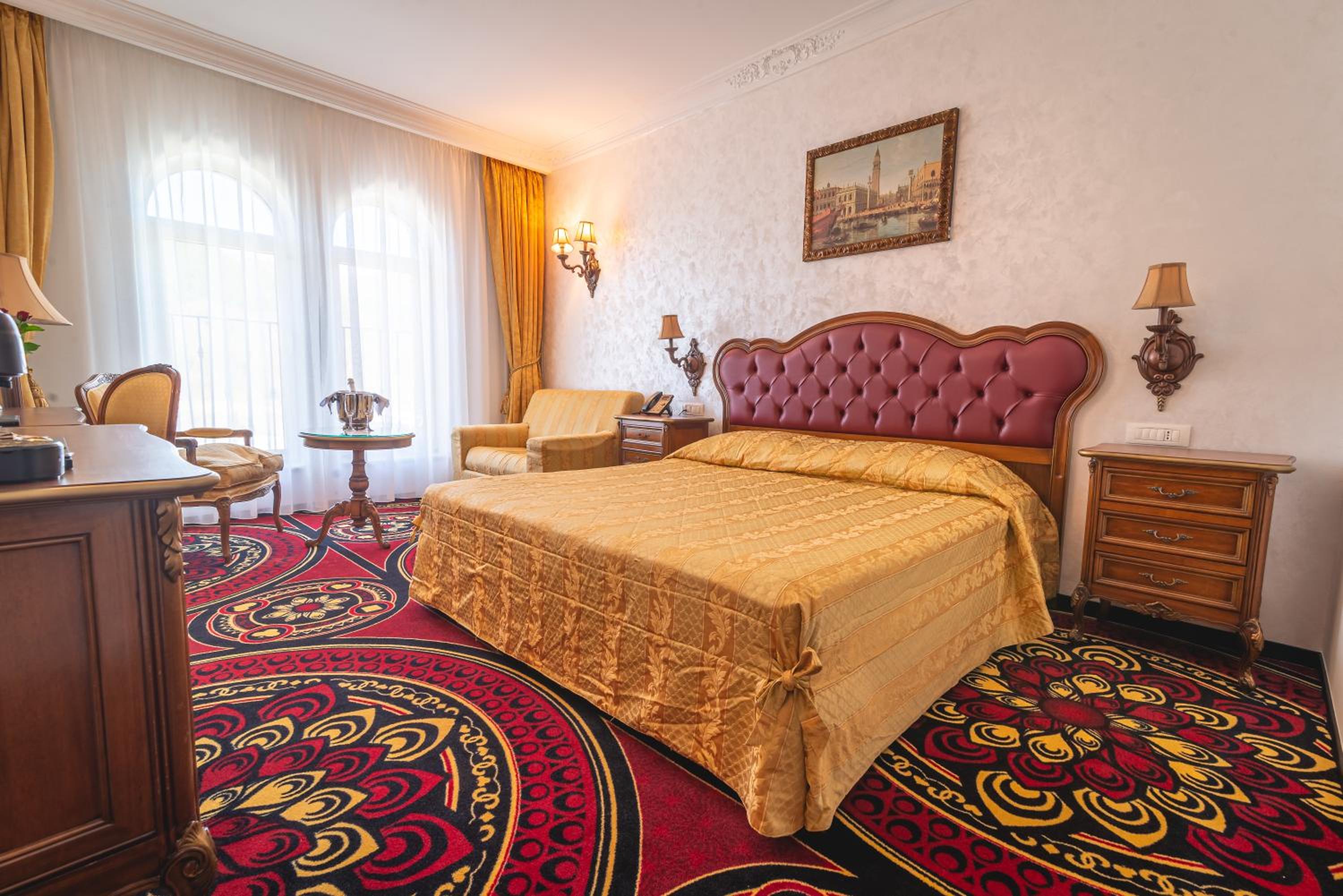 Superior King Room - Photo 1