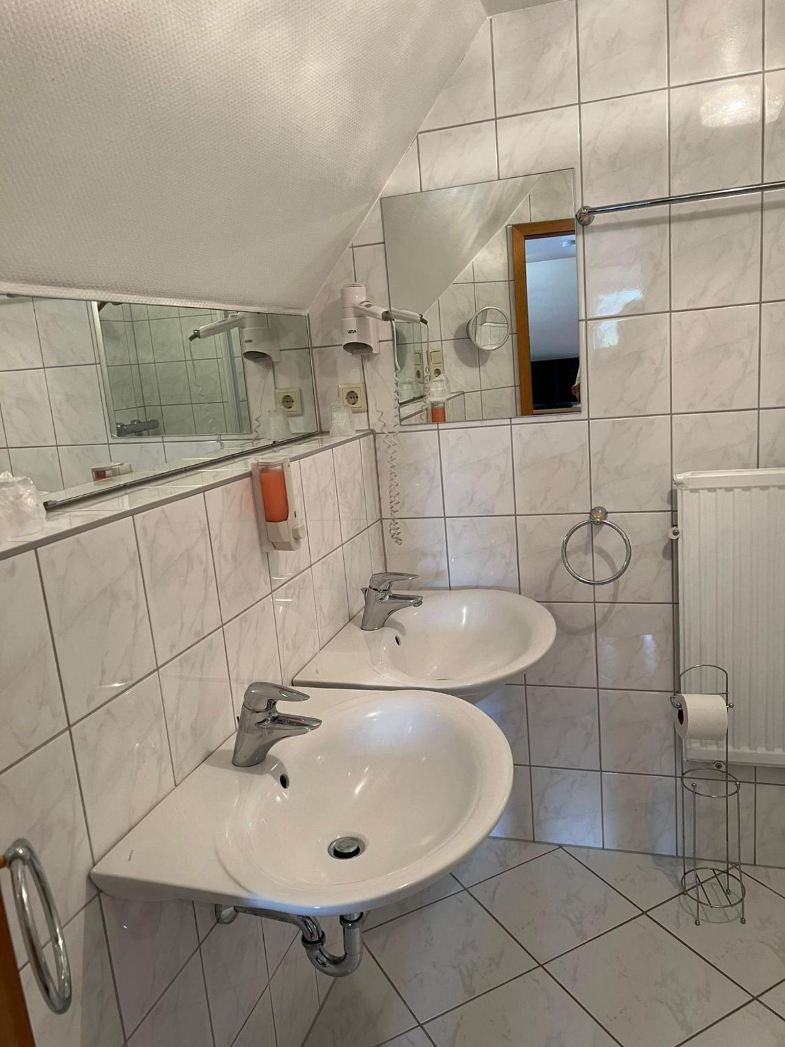Triple Room with Balcony - Photo 7