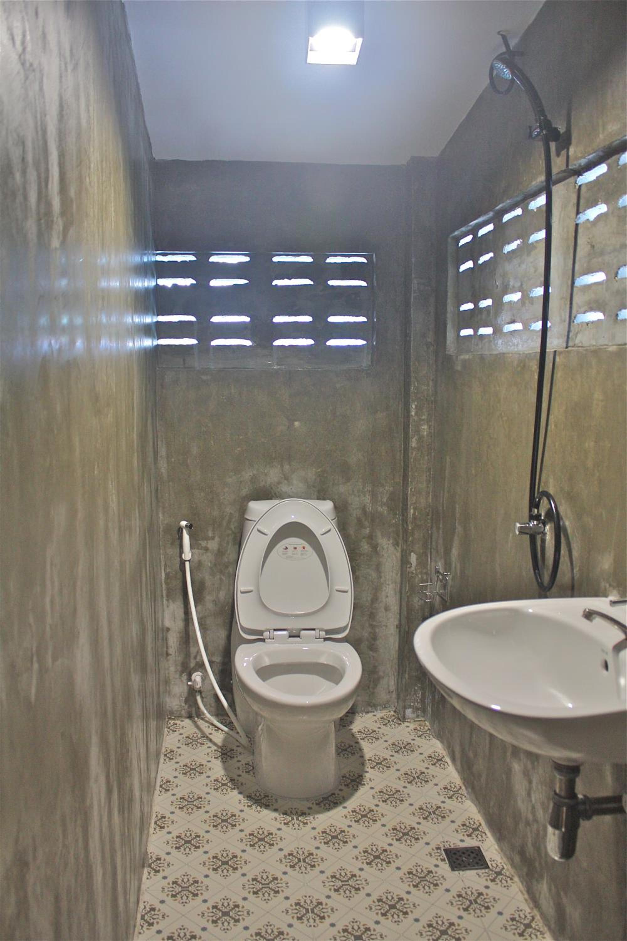 Standard Single Room with Balcony and bathroom outside bedding unit photo 2