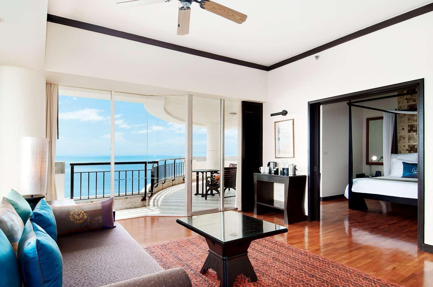 King Suite with Ocean View and Club Lounge Access photo 3