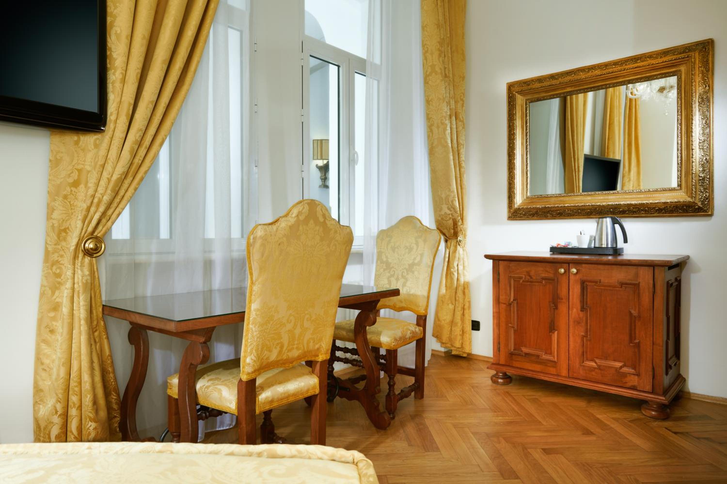 Economy Double Room thumbnail 6