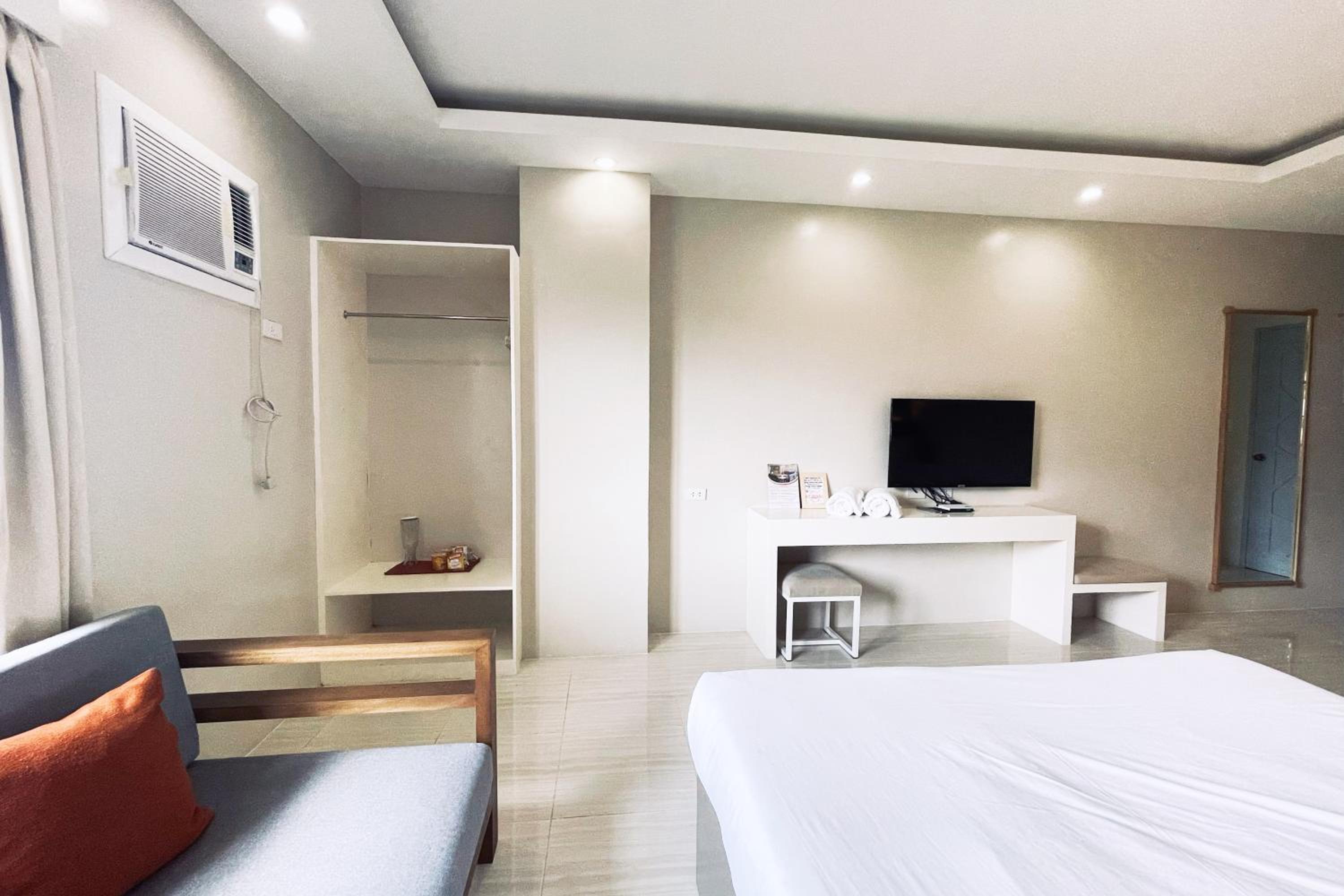Deluxe Room - Photo 5