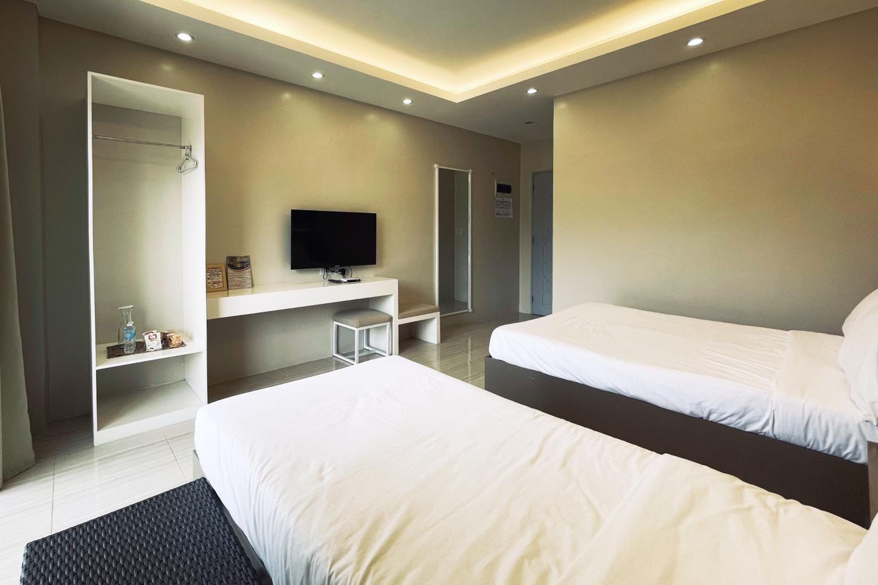 Deluxe Suite - Photo 6