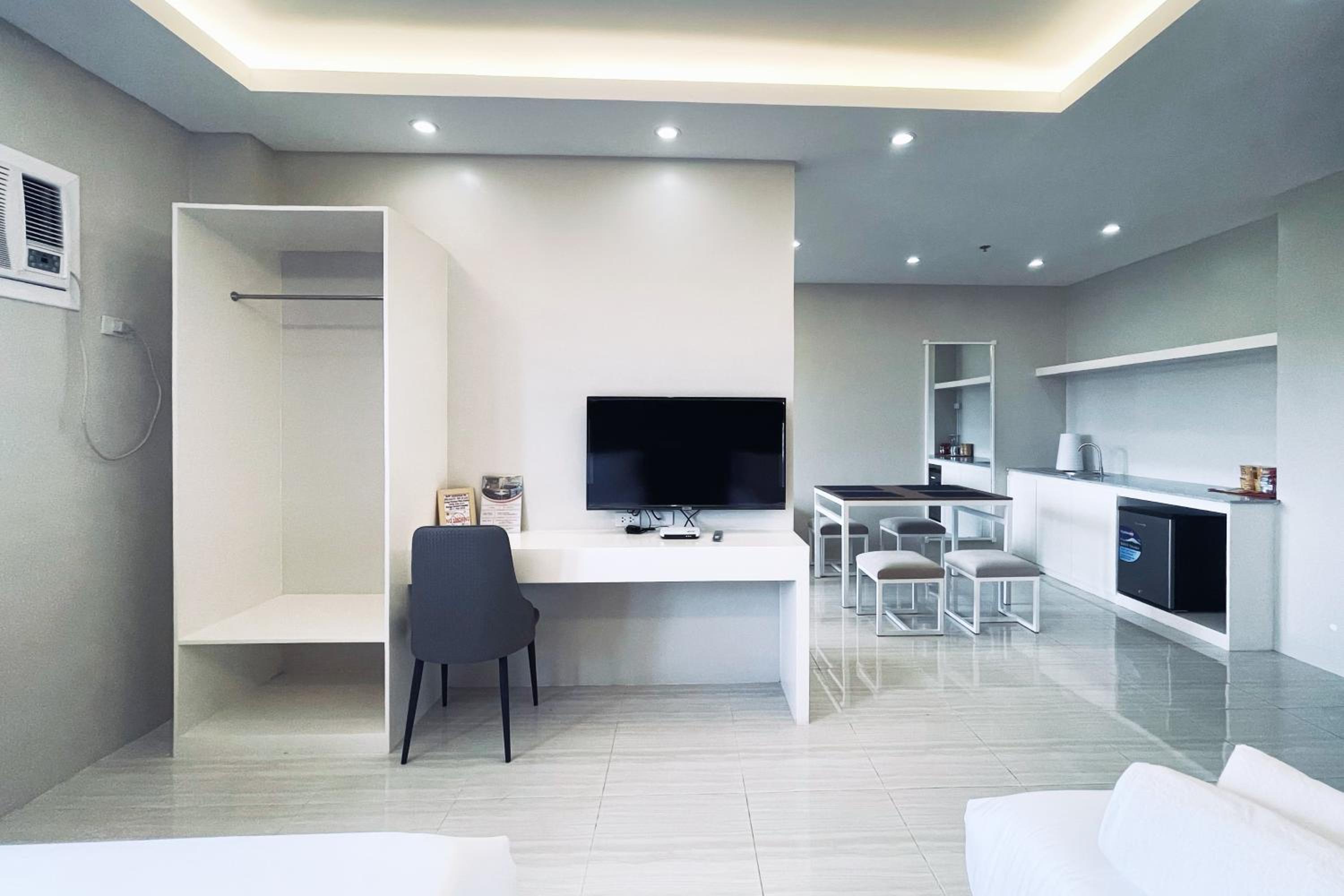 Suite - Photo 3