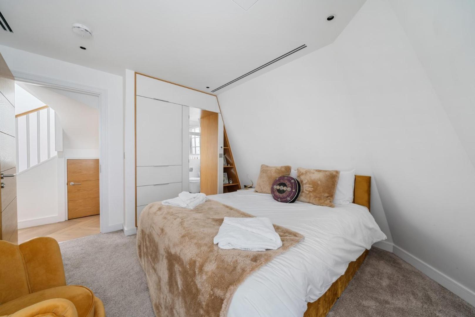 Three-Bedroom Apartment photo 2