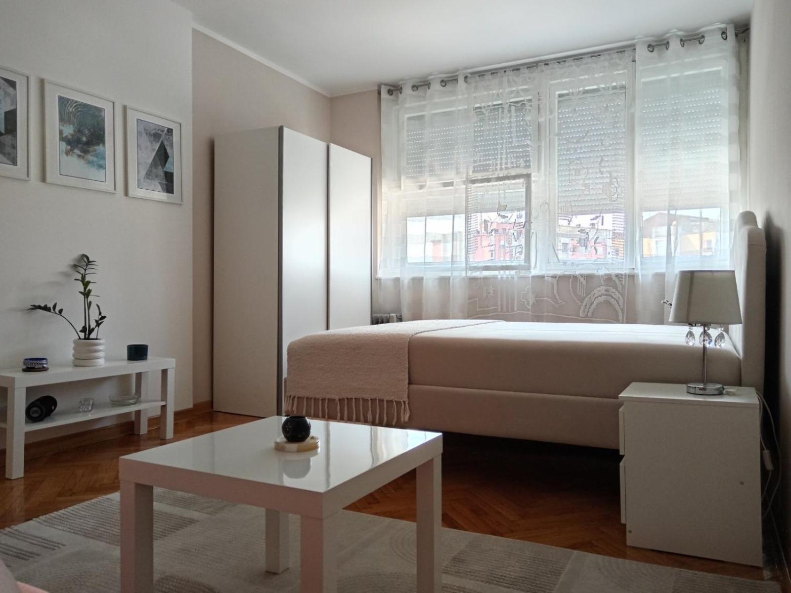 One-Bedroom Apartment photo 1