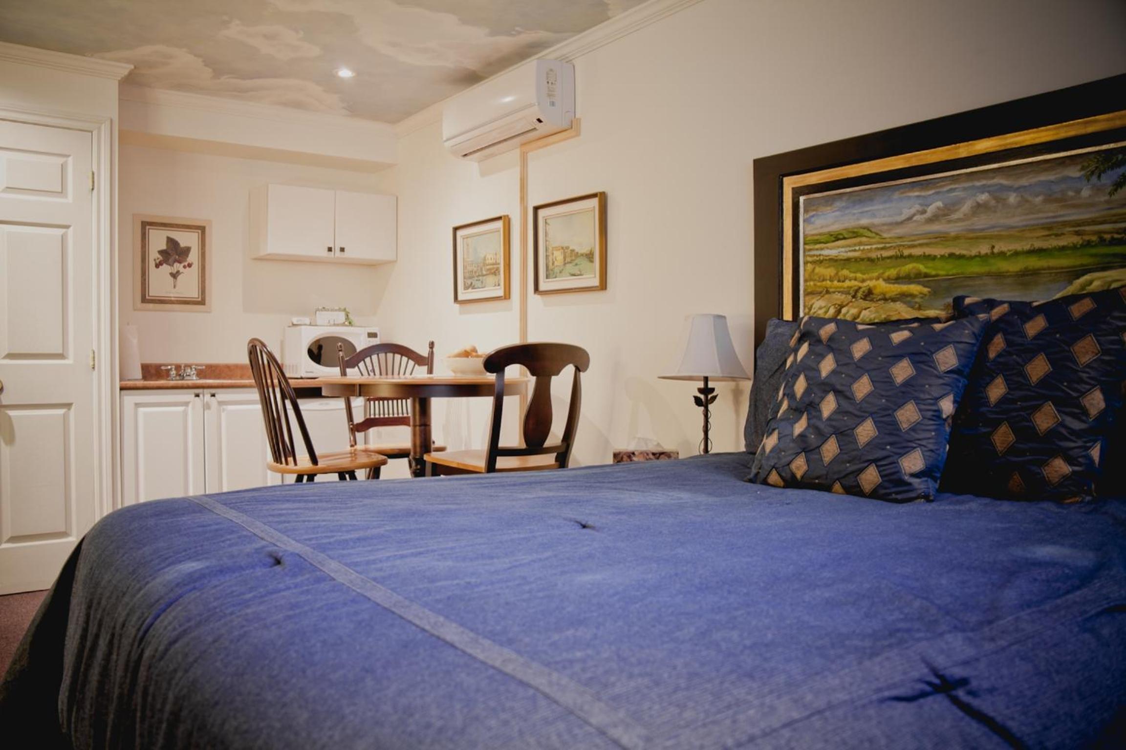 Standard Queen Room With Private bathroom