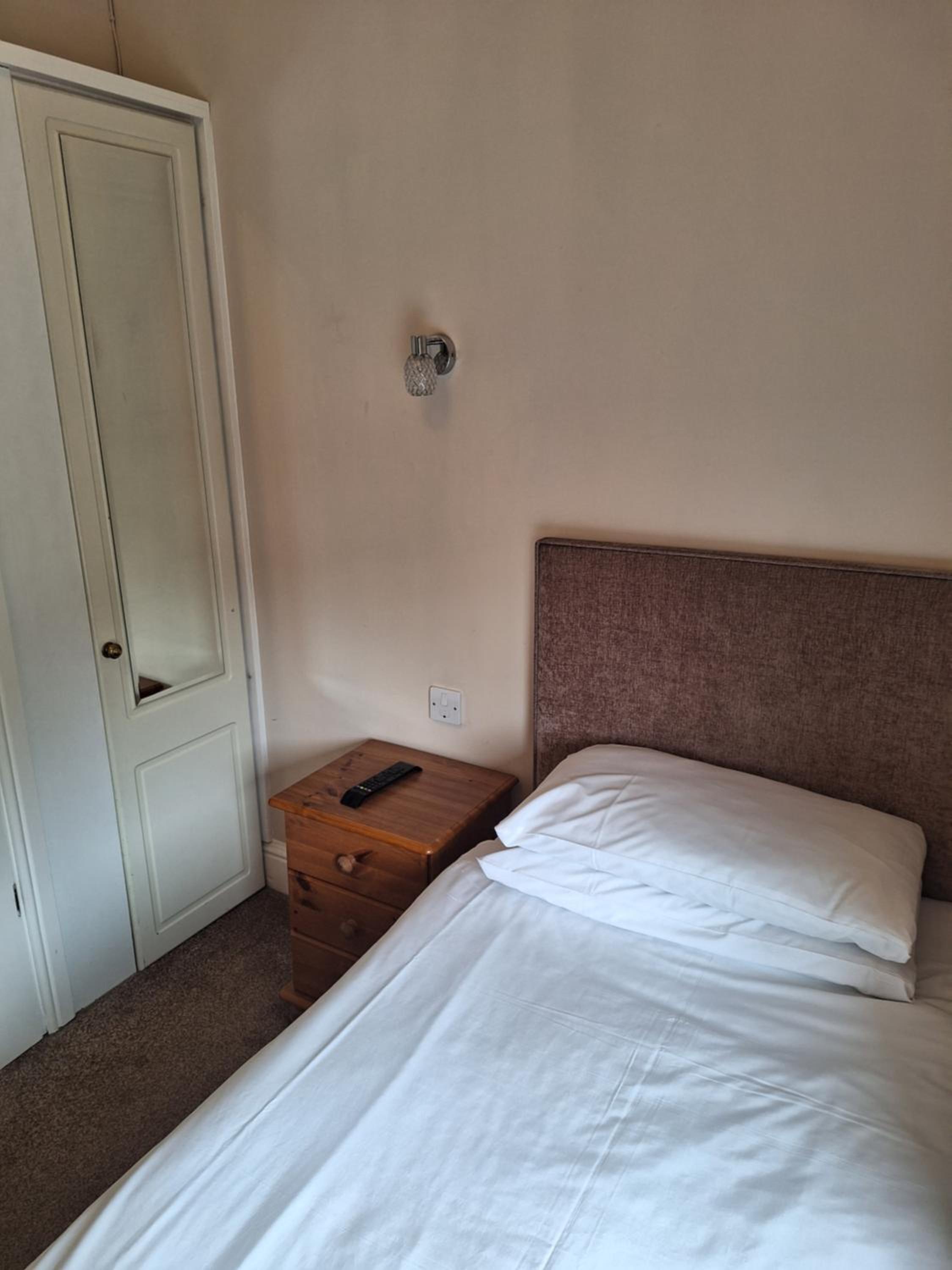 Small Single Room photo 2