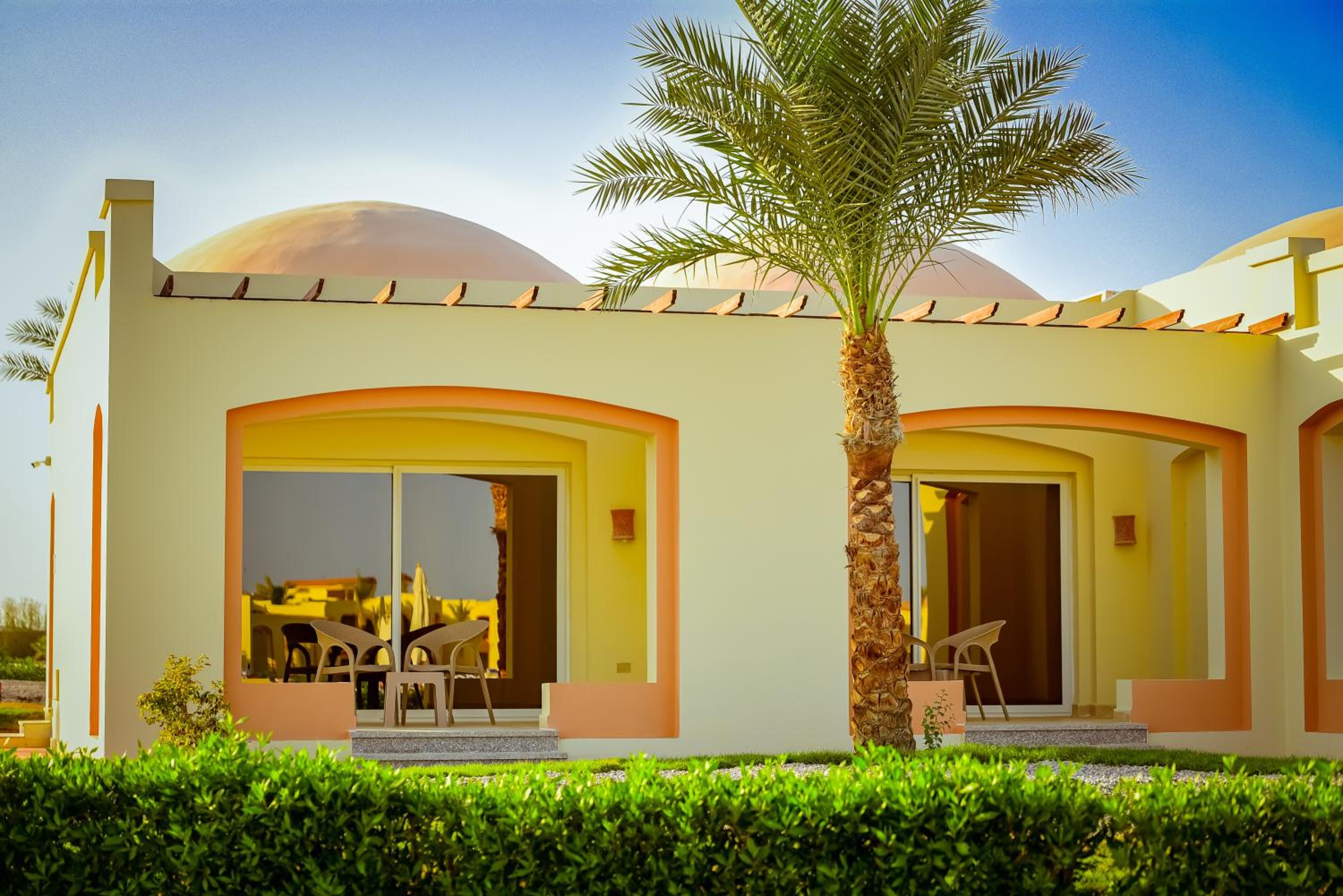 Double Room with Pool View - Photo 11
