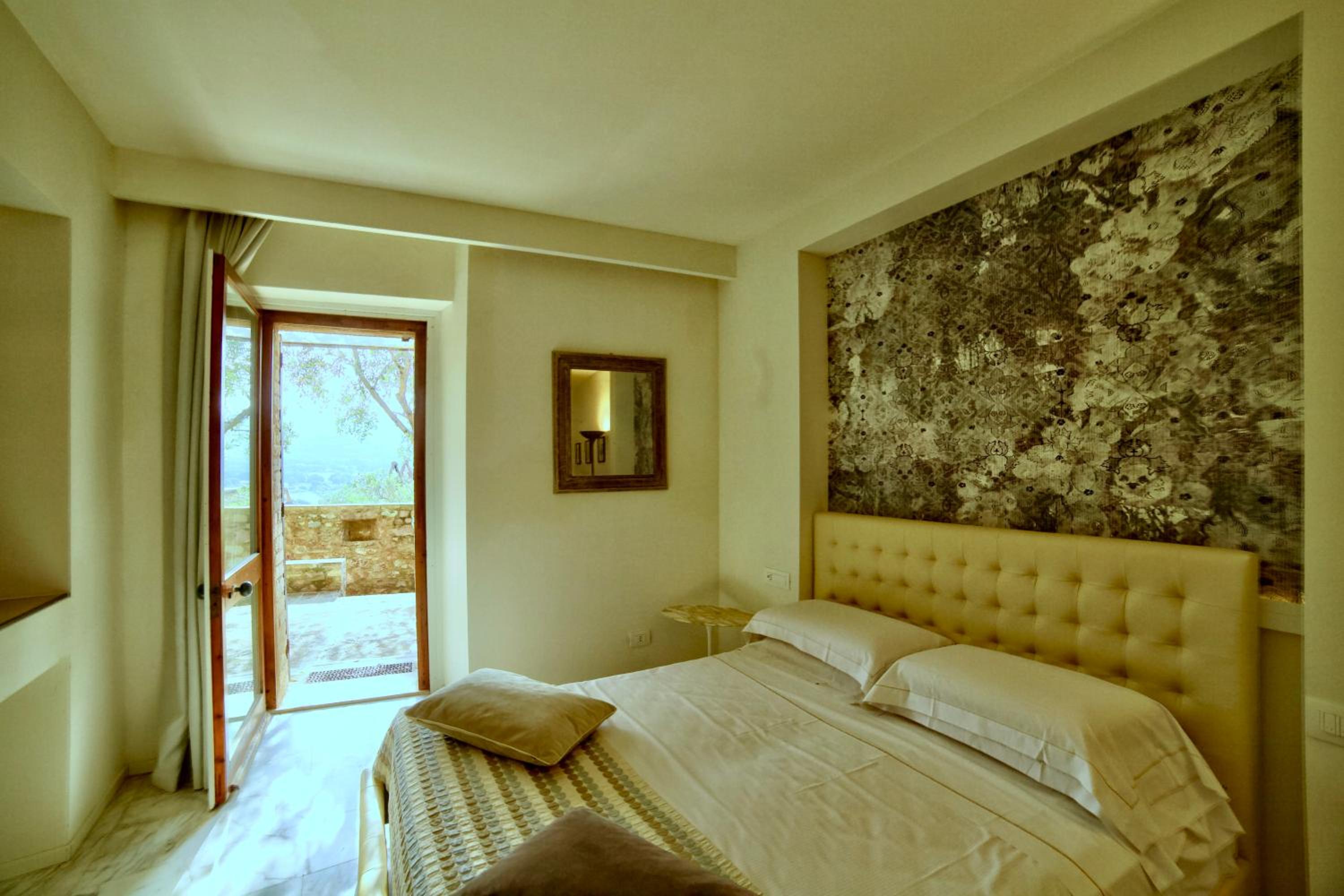 Deluxe Room - Photo 5