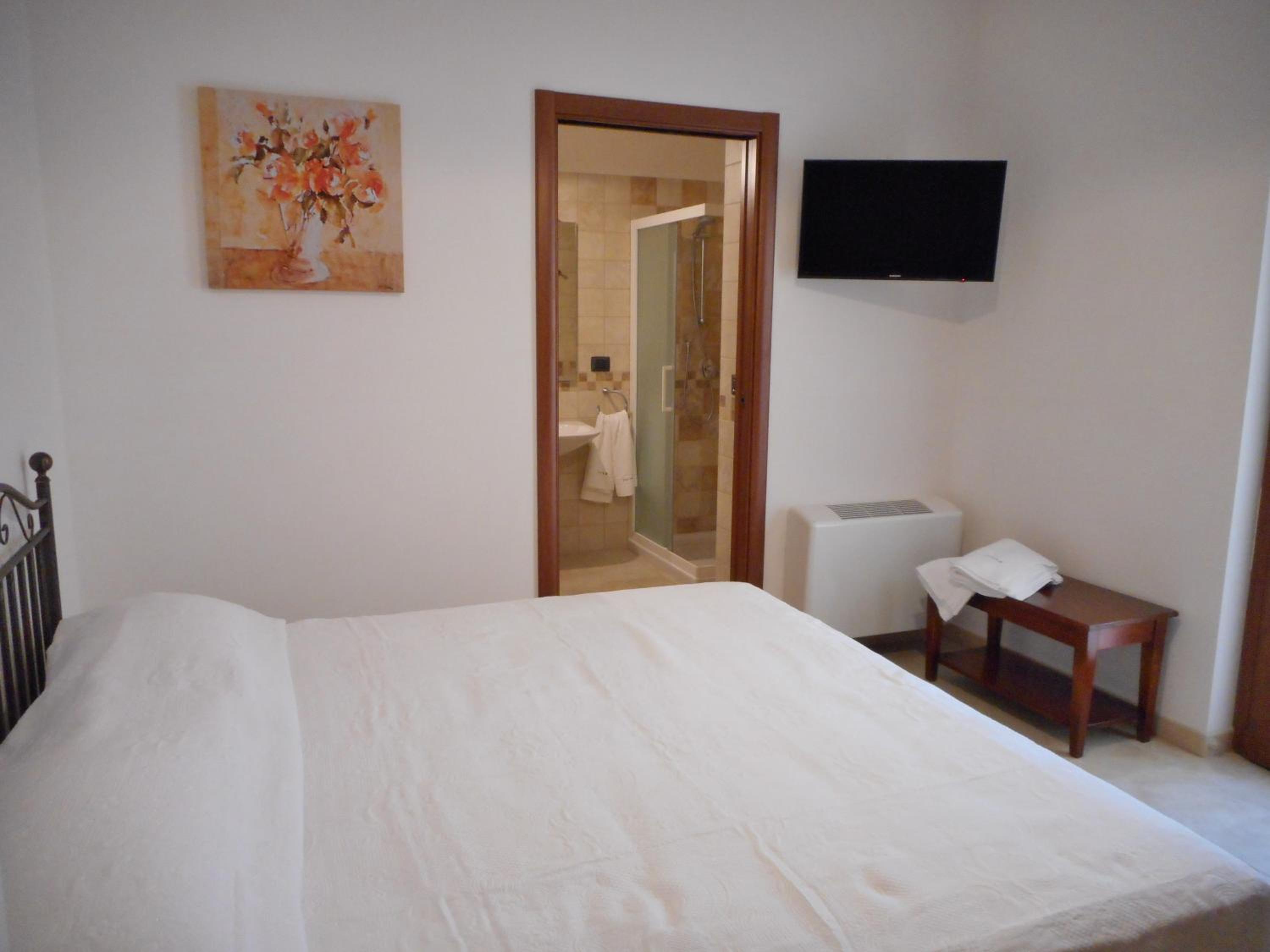 Double or Twin Room with Garden View - Photo 2