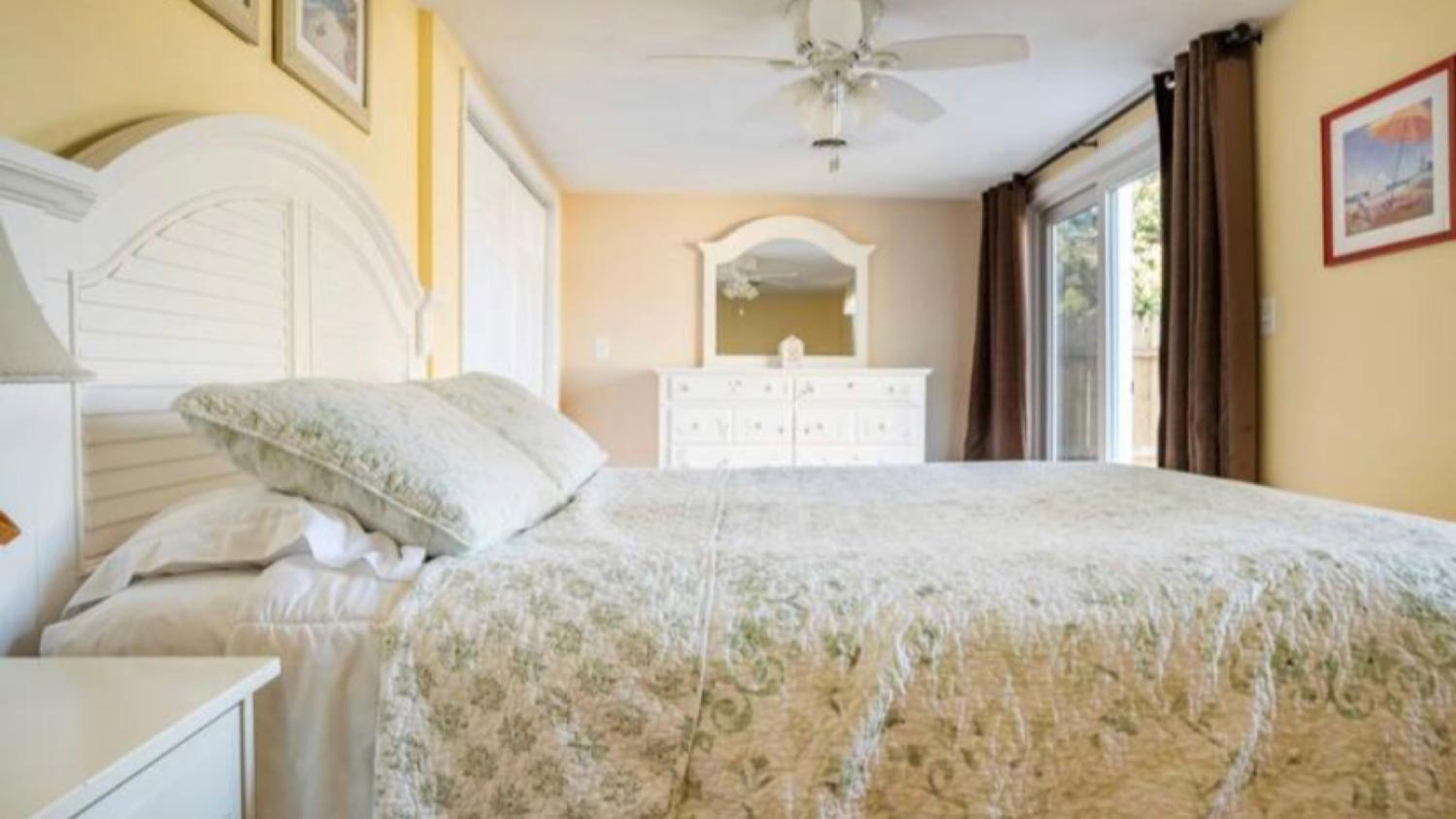 Three-Bedroom House photo 3