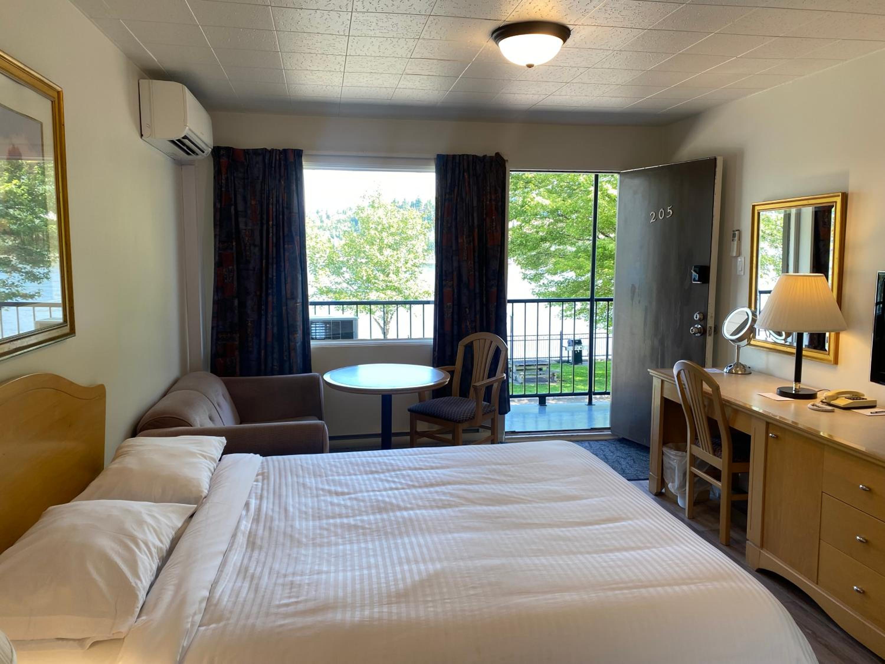 Standard Room with River View photo 1