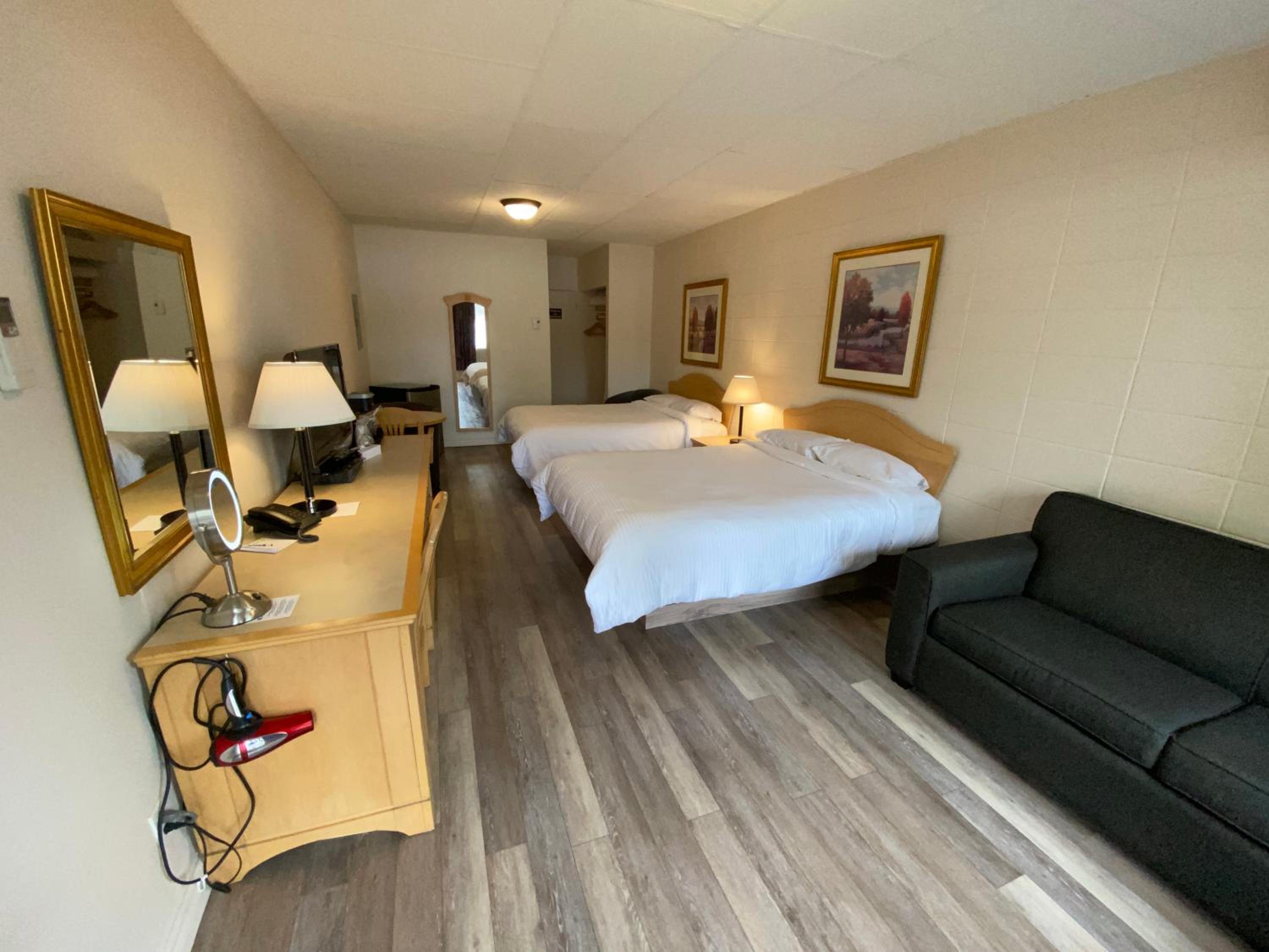 Standard Queen Room with Two Queen Beds photo 2