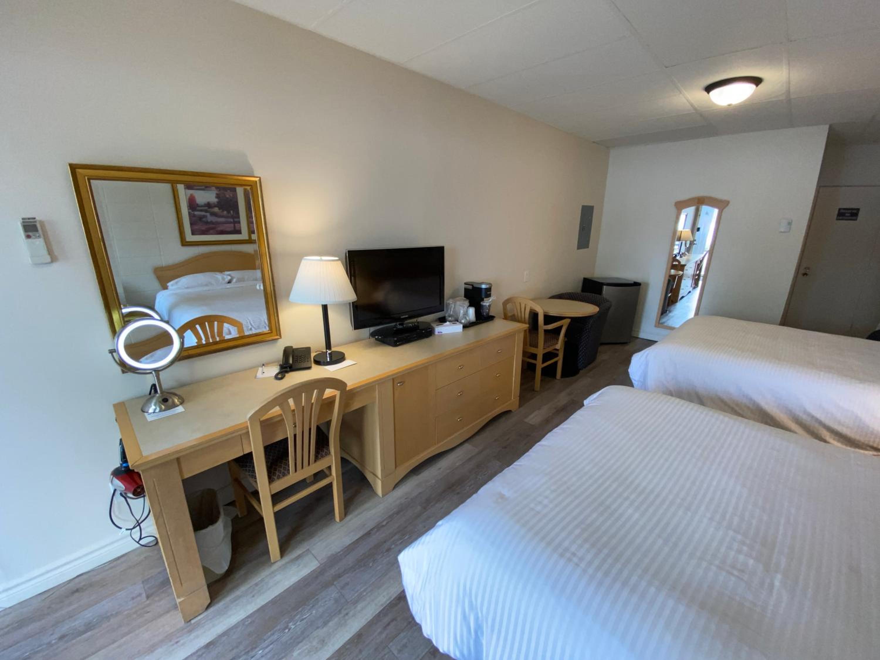 Standard Queen Room with Two Queen Beds photo 3