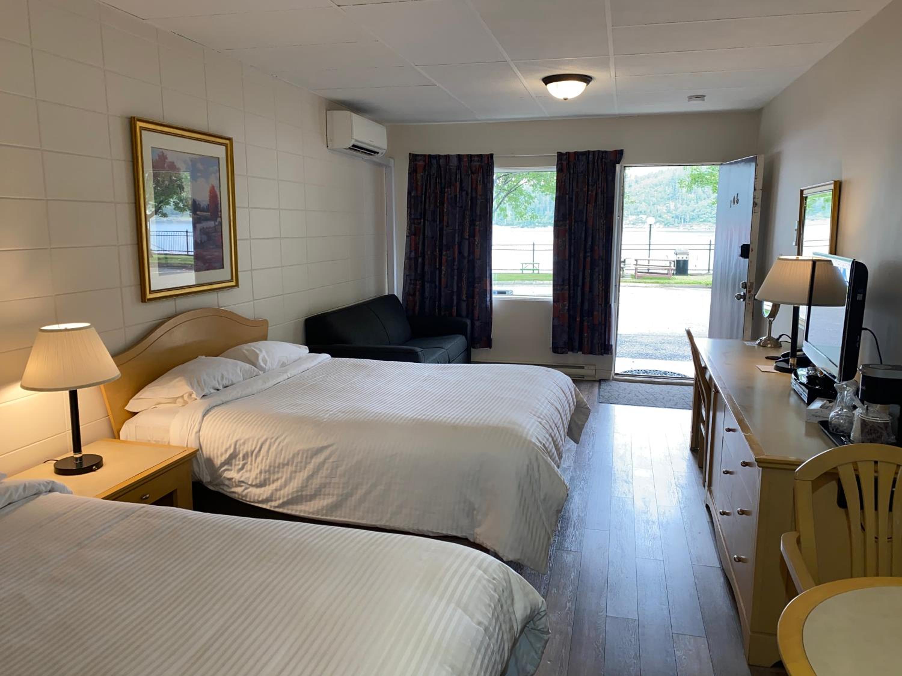 Standard Queen Room with Two Queen Beds photo 1