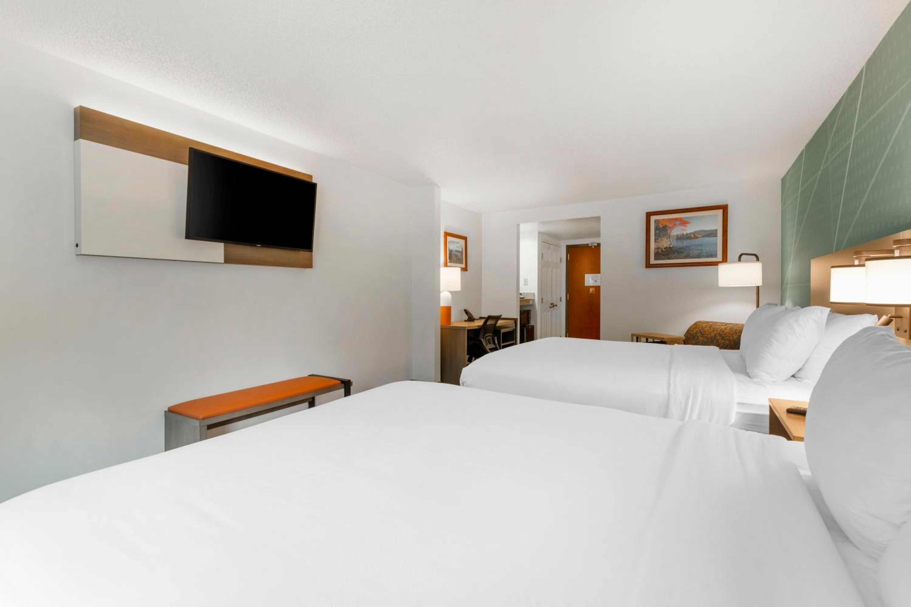 Standard Queen Room with Two Queen Beds - Non-Smoking - Photo 3
