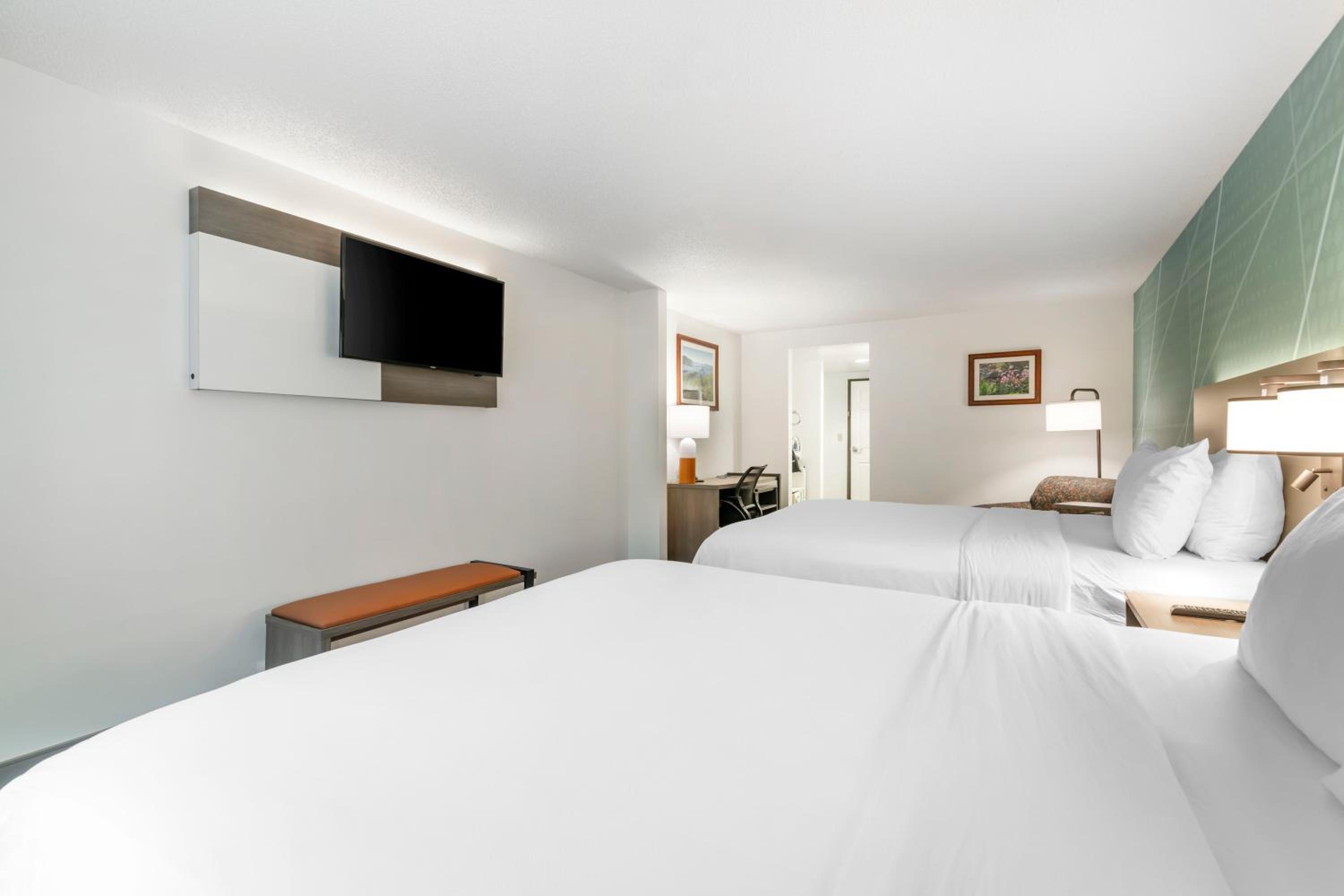 Queen Room with Two Queen Beds - Accessible/Non-Smoking  - Photo 8