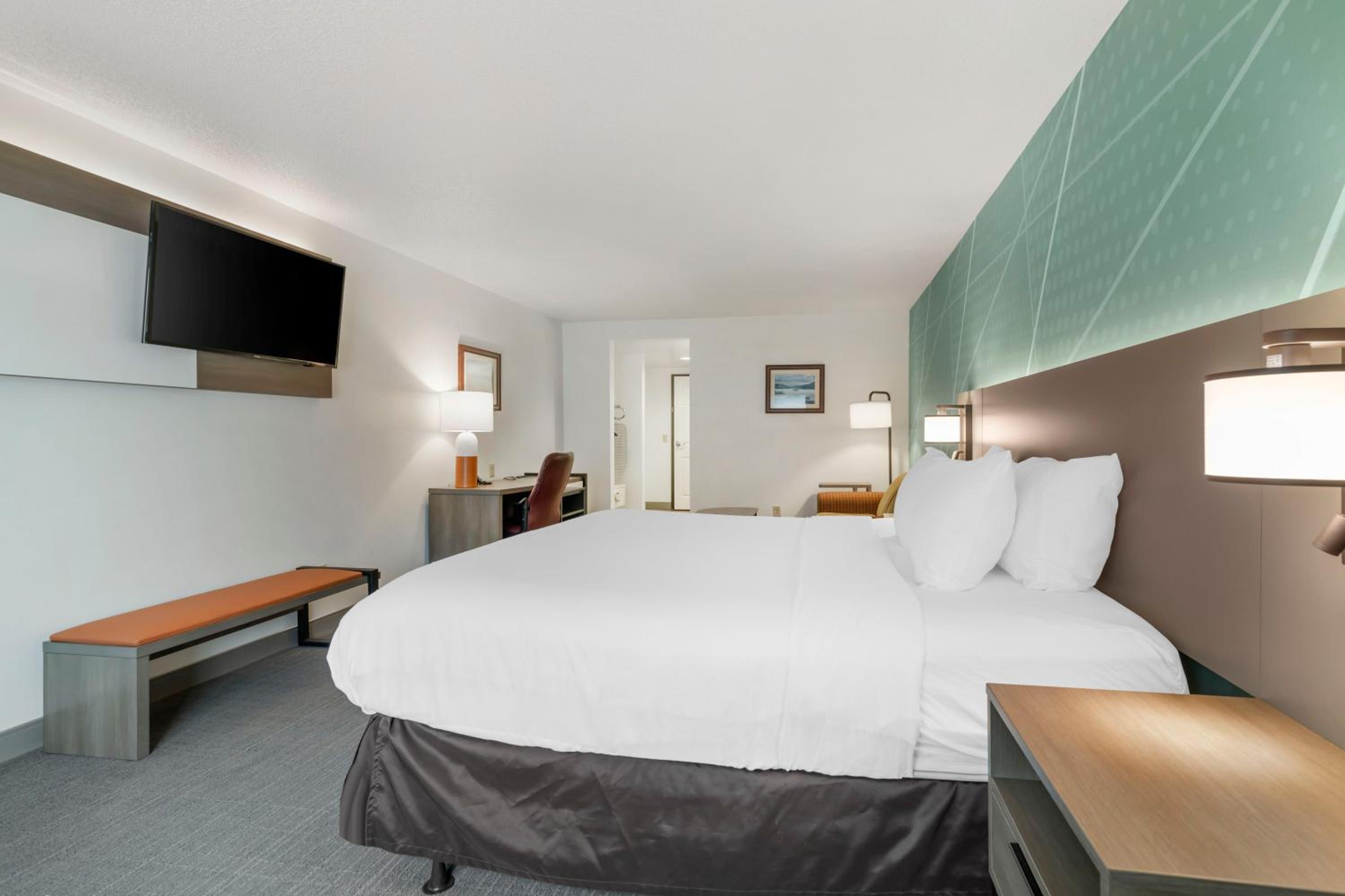 Standard King Room with Sofa Bed - Non-Smoking - Photo 3