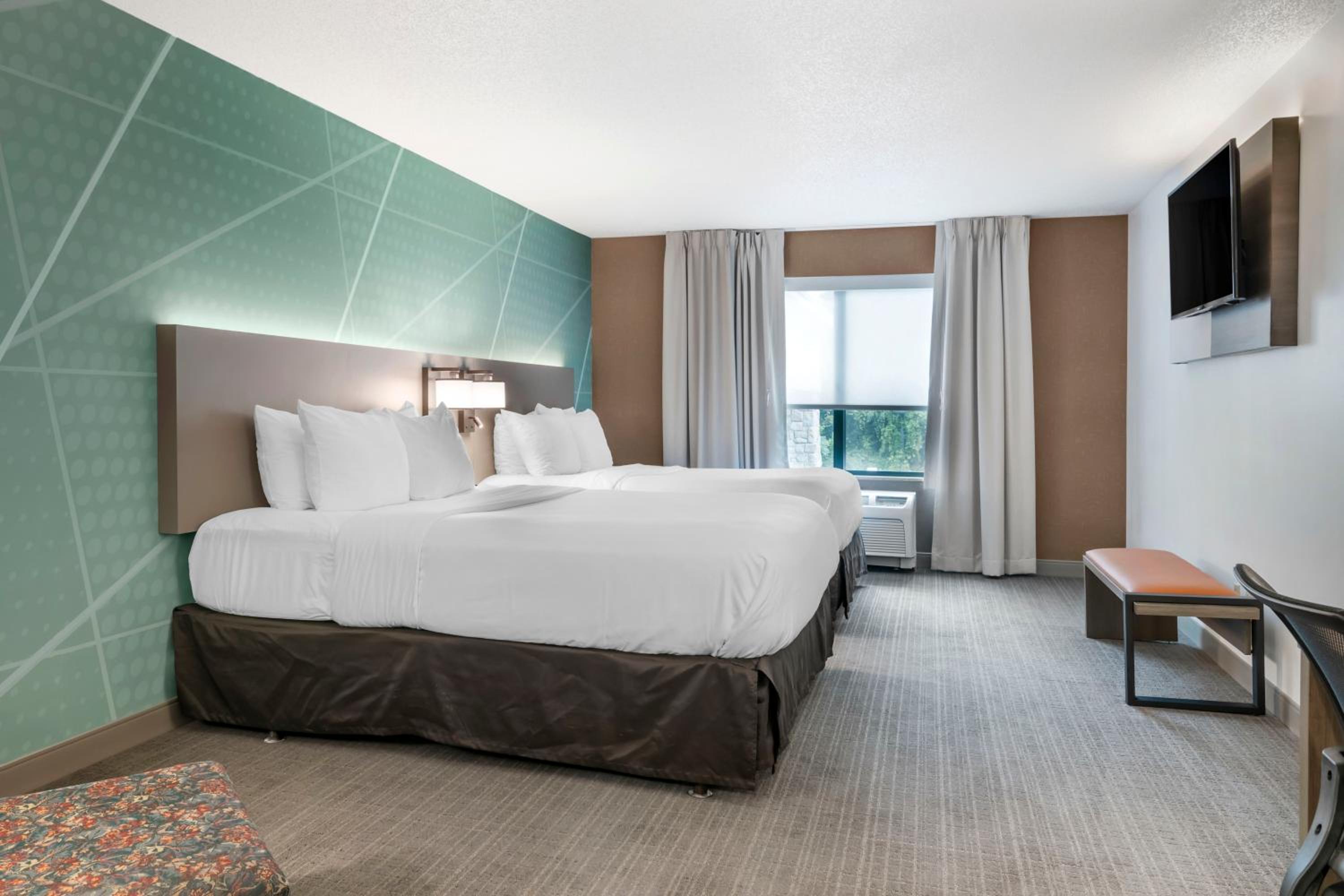 Queen Room with Two Queen Beds - Accessible/Non-Smoking  - Photo 7