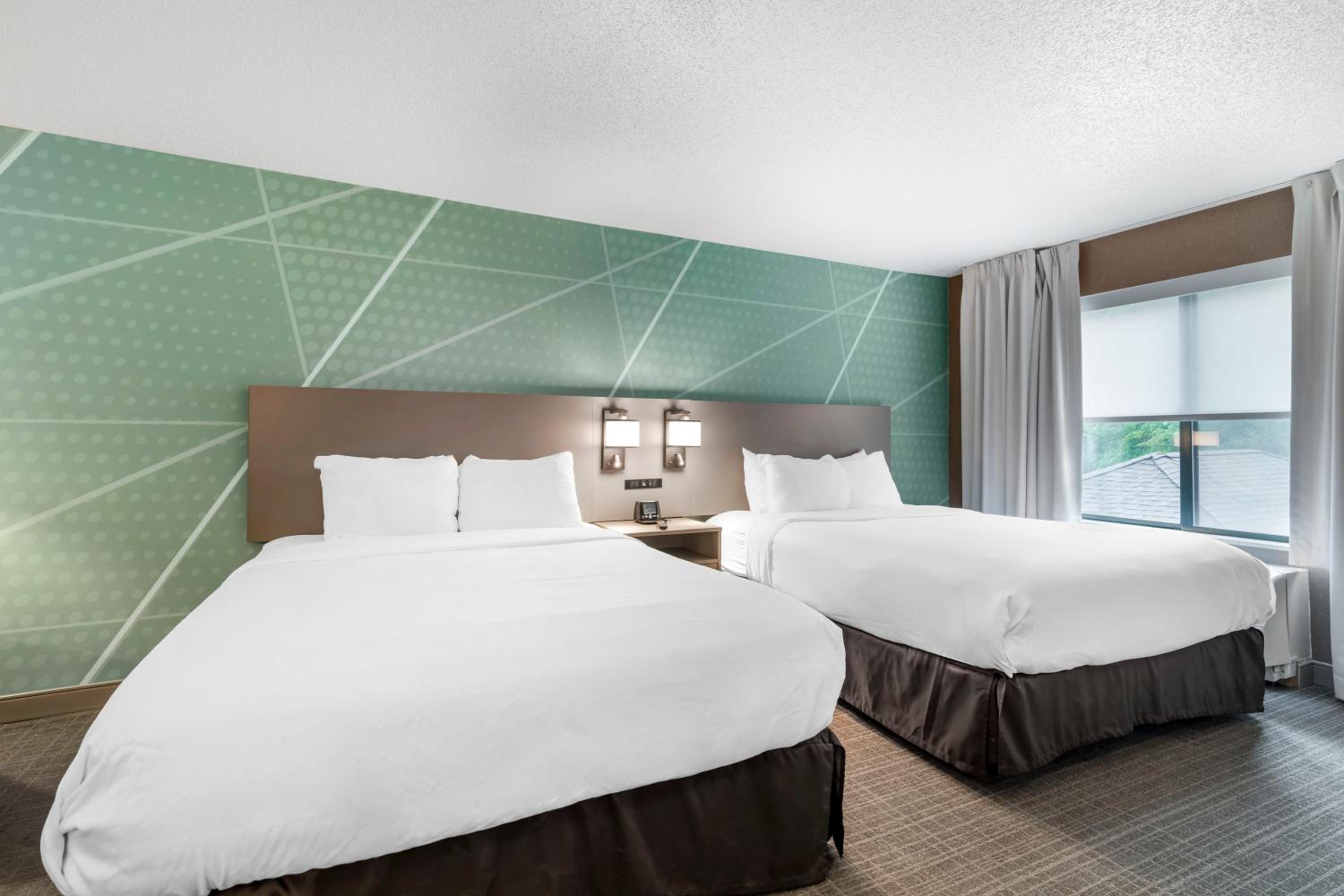 Standard Queen Room with Two Queen Beds - Non-Smoking - Photo 4