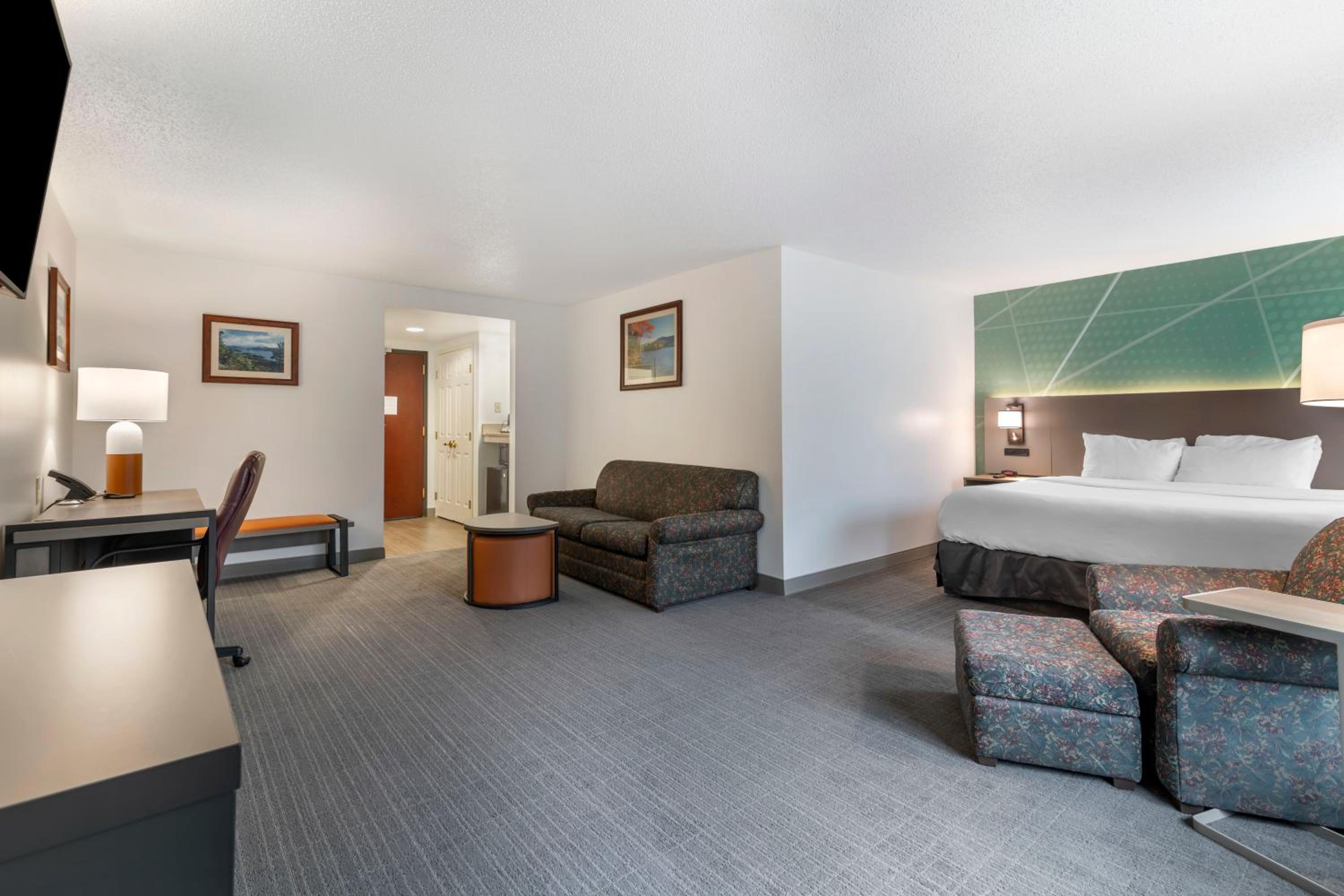 King Suite with Sofa Bed - Accessible/Non-Smoking - Photo 6