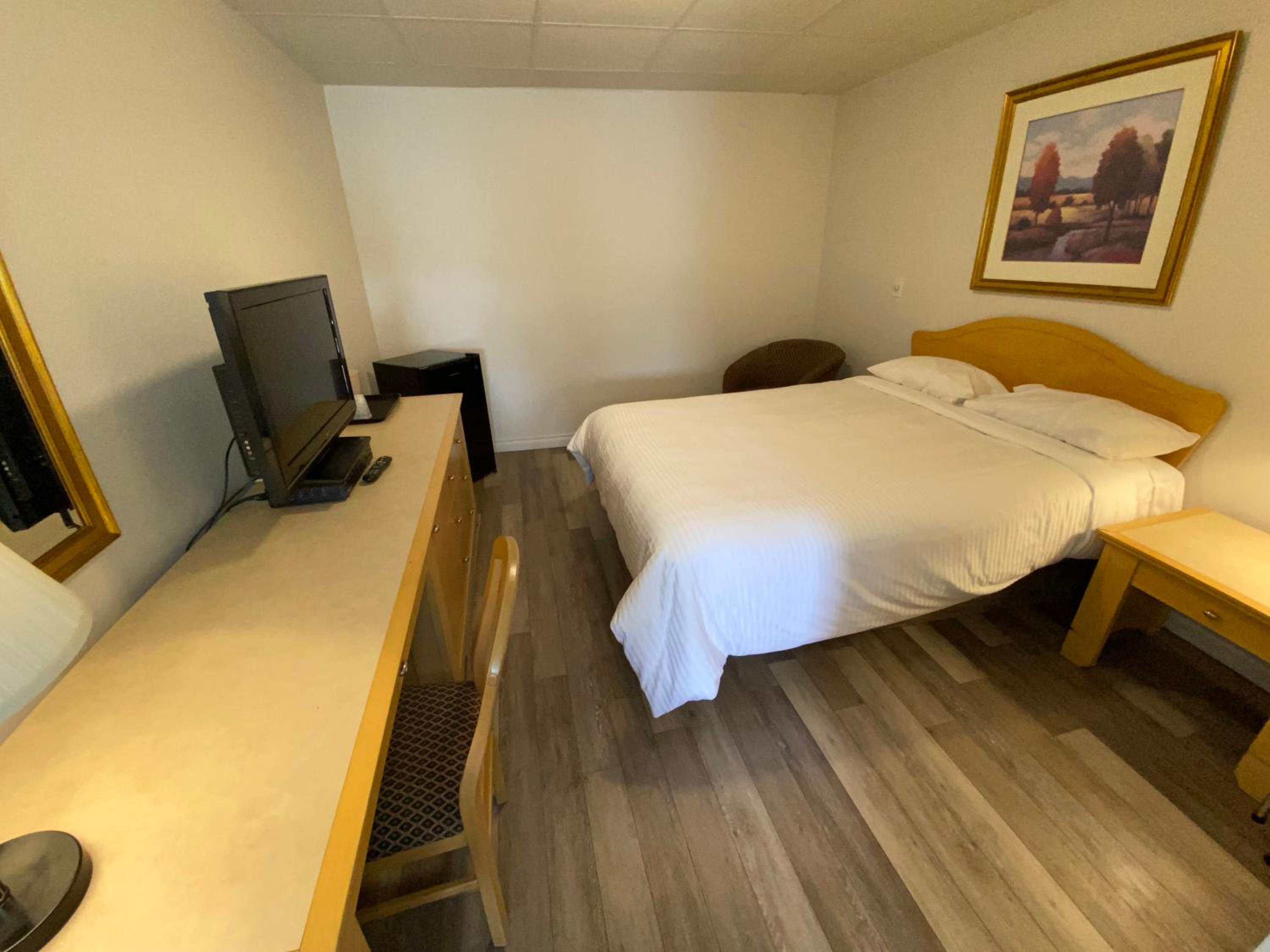 Queen Room with Two Queen Beds photo 1