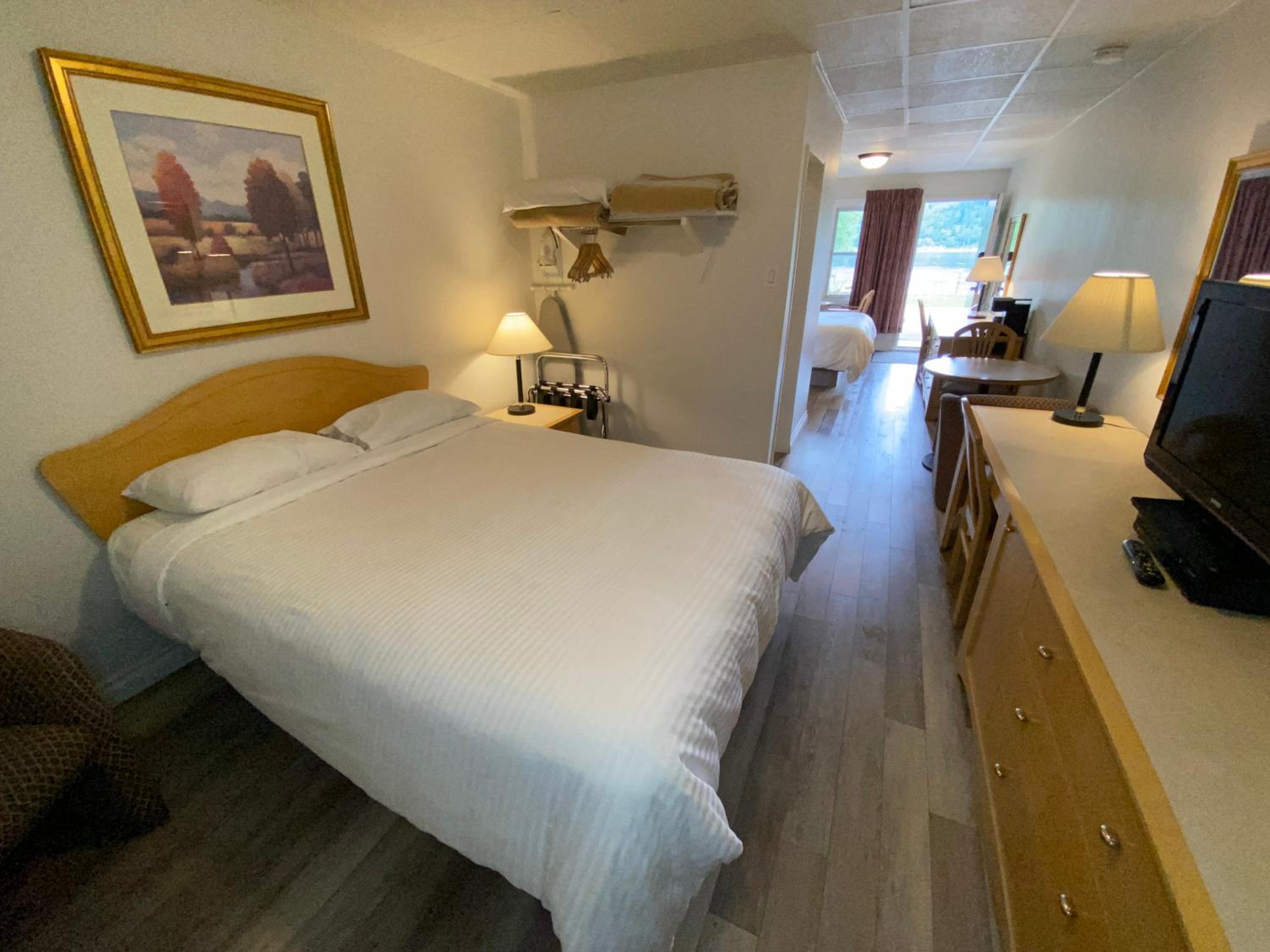 Queen Room with Two Queen Beds photo 2
