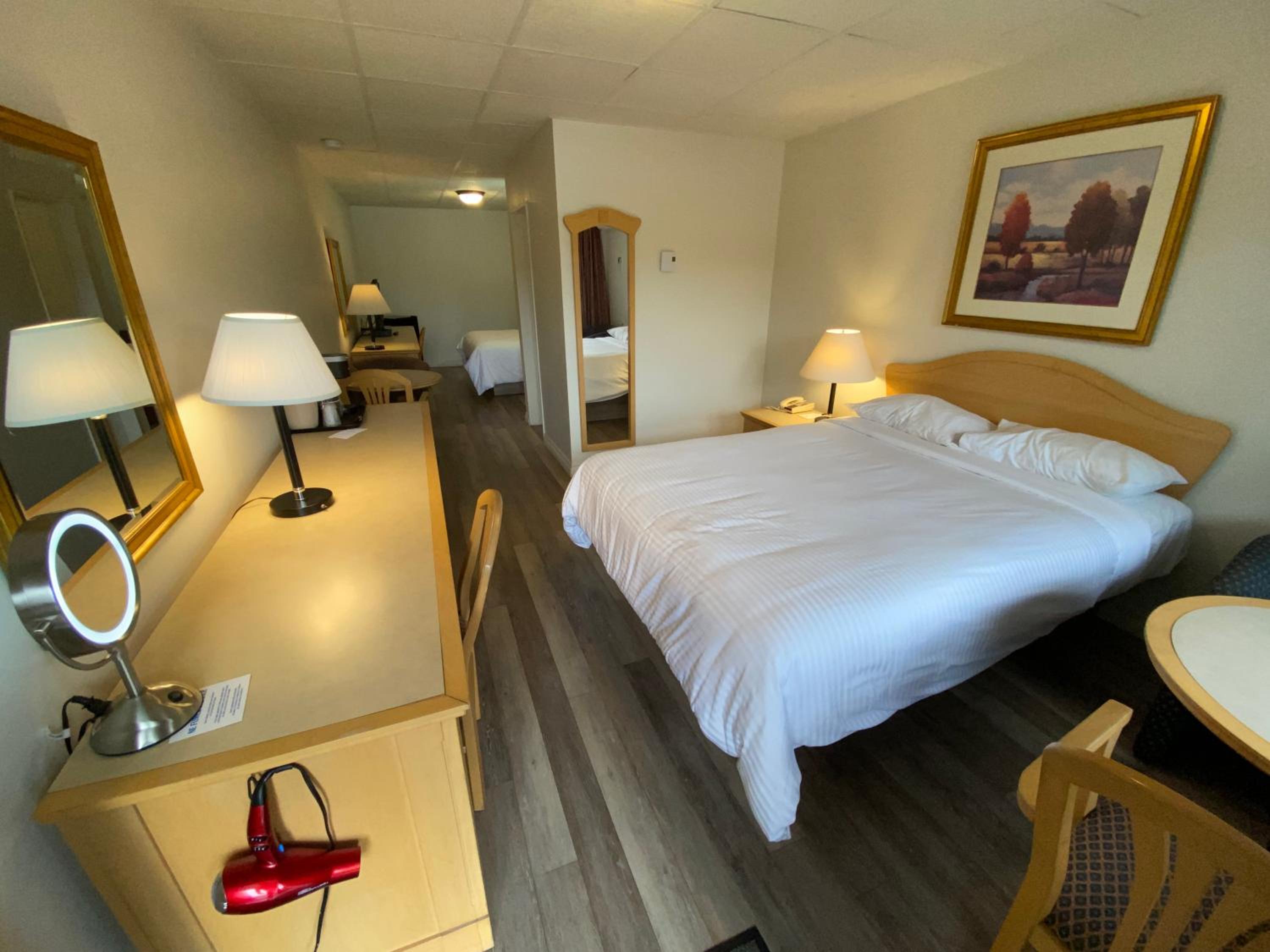 Queen Room with Two Queen Beds photo 3