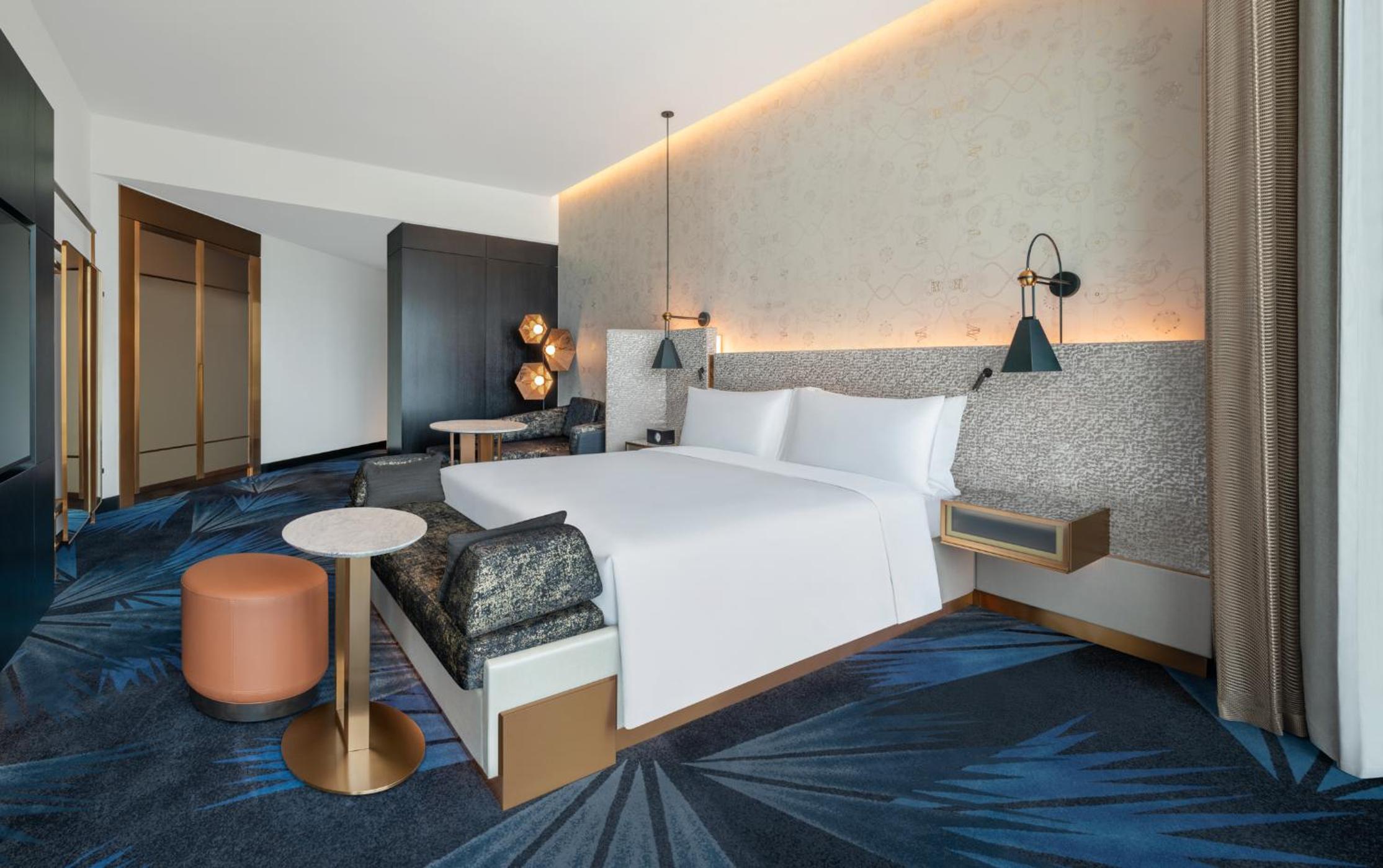 Corner King Room with City View