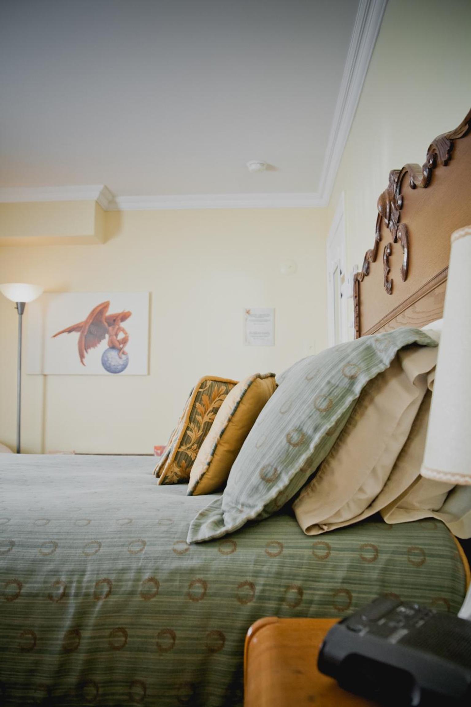 Standard Queen Room with Shared Bathroom